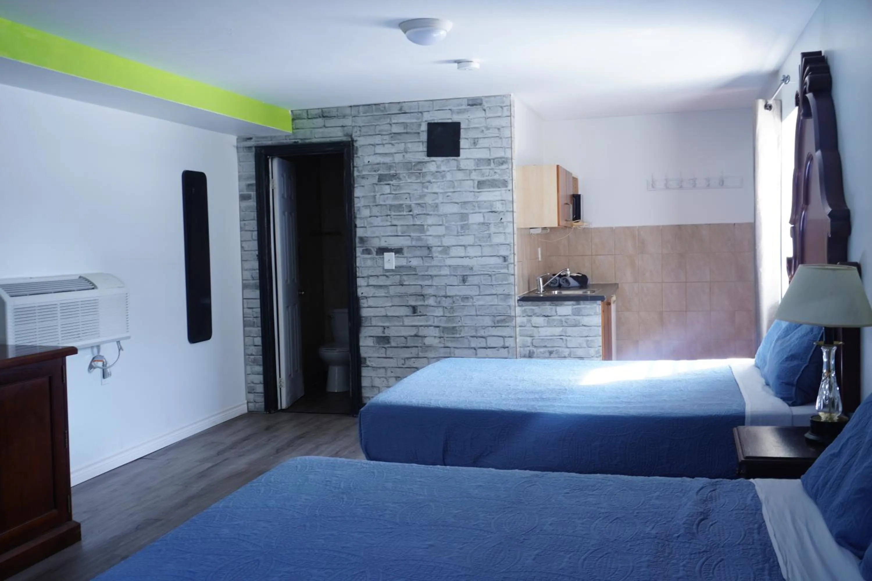 Bed in Crestwood Motel