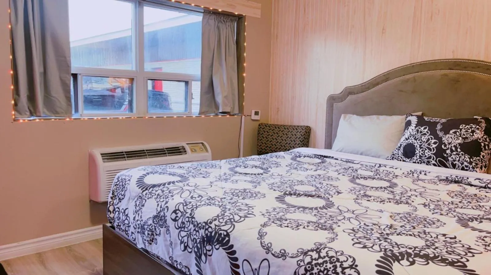 Bedroom, Bed in Crestwood Motel