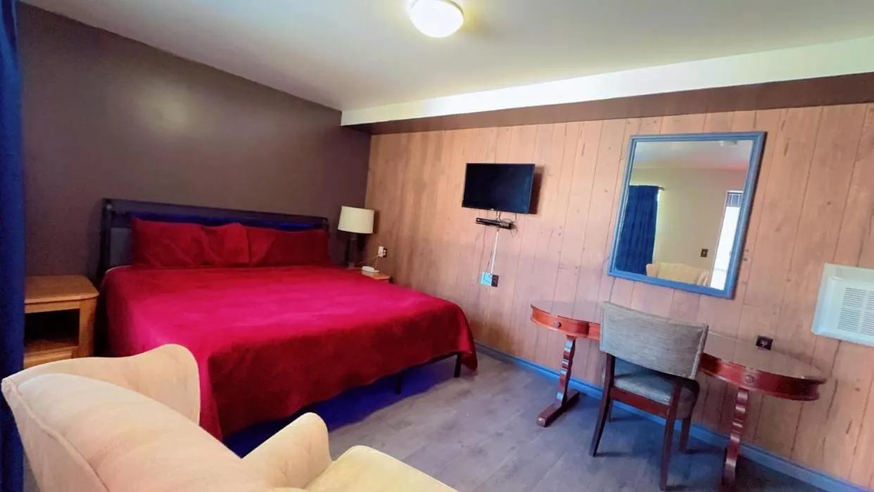 Bed in Crestwood Motel