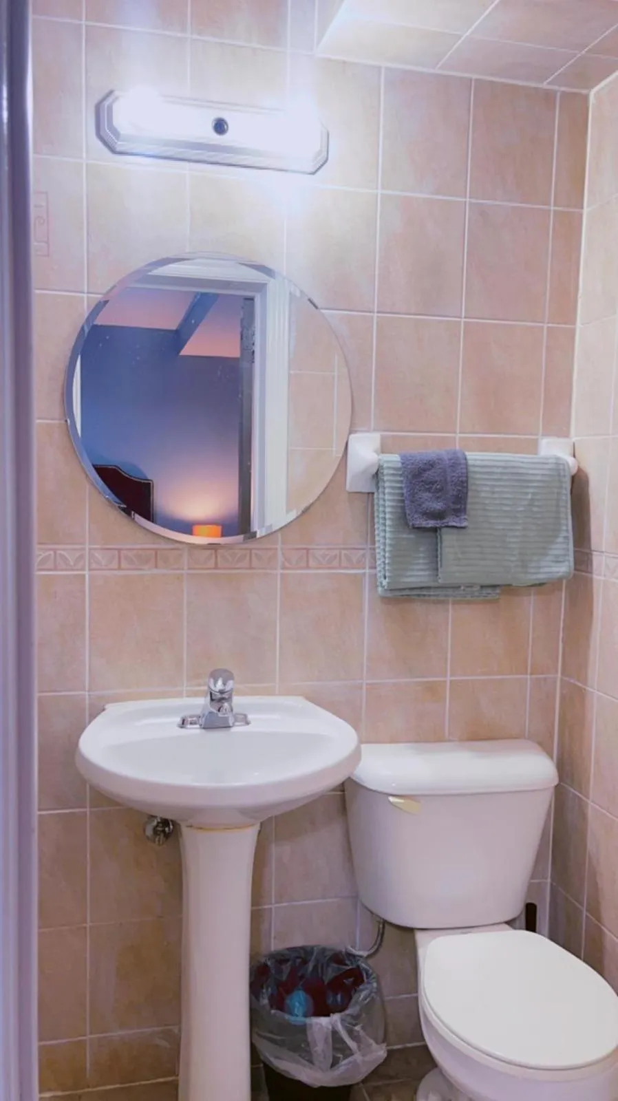 Bed in Crestwood Motel