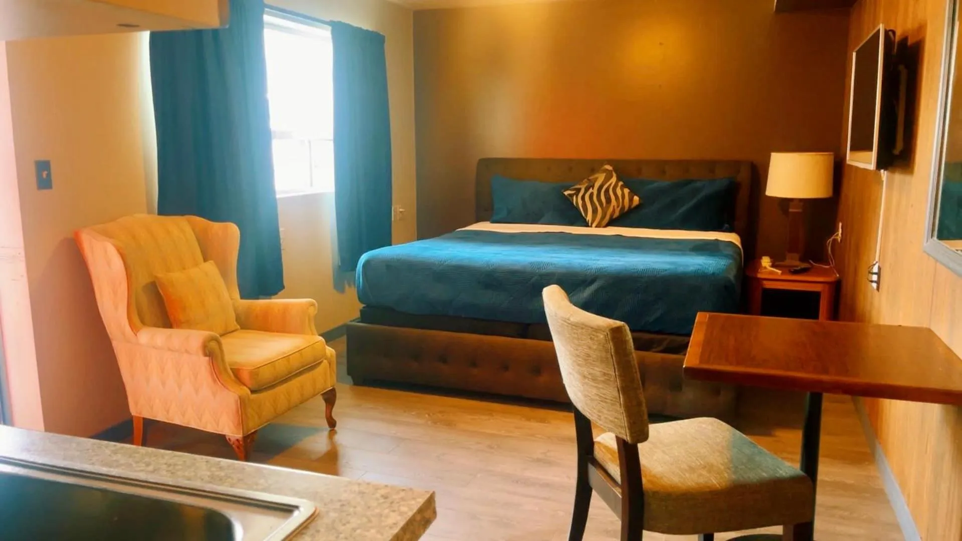 Photo of the whole room, Bed in Crestwood Motel