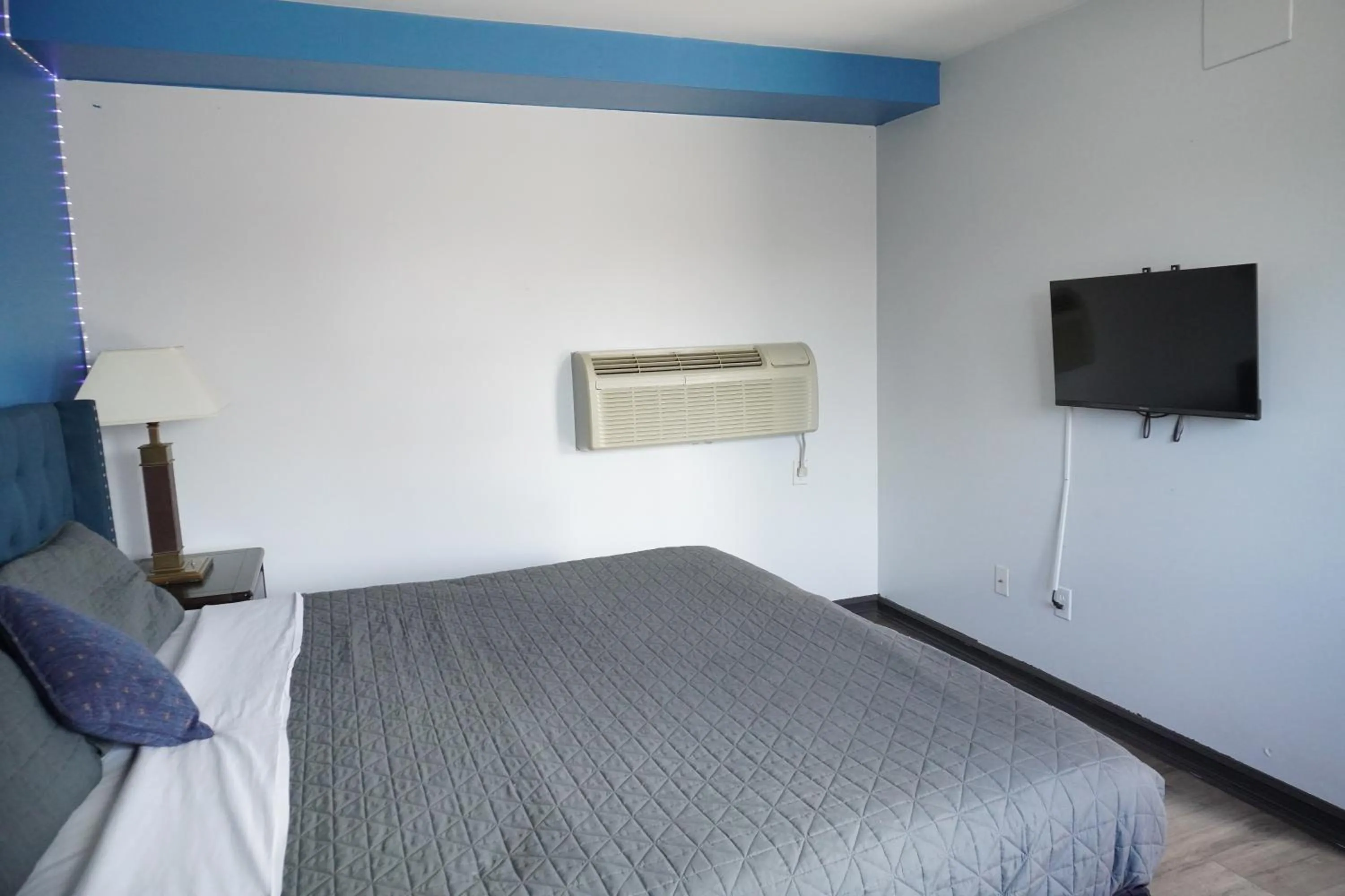 Bed in Crestwood Motel