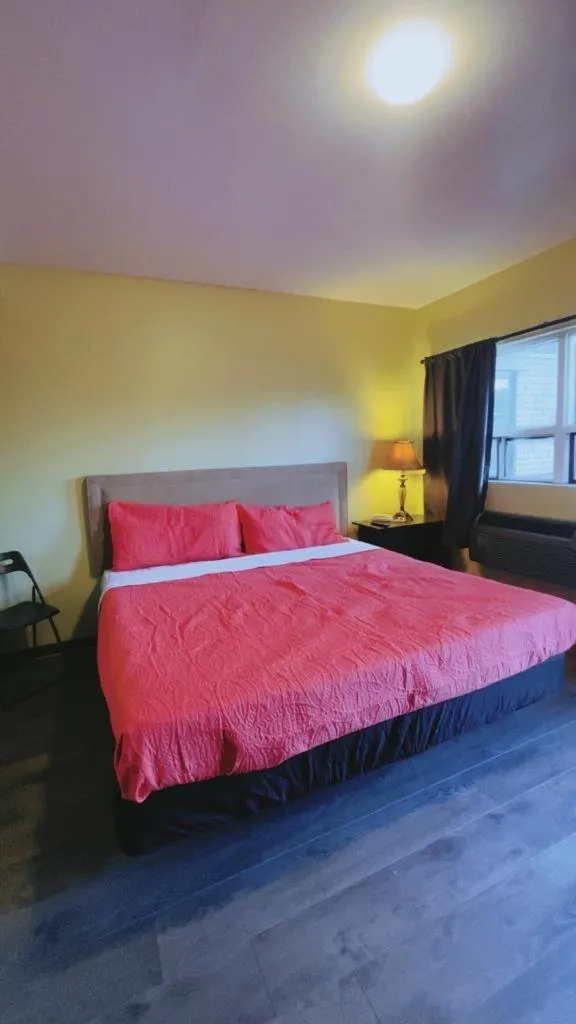 Bed in Crestwood Motel