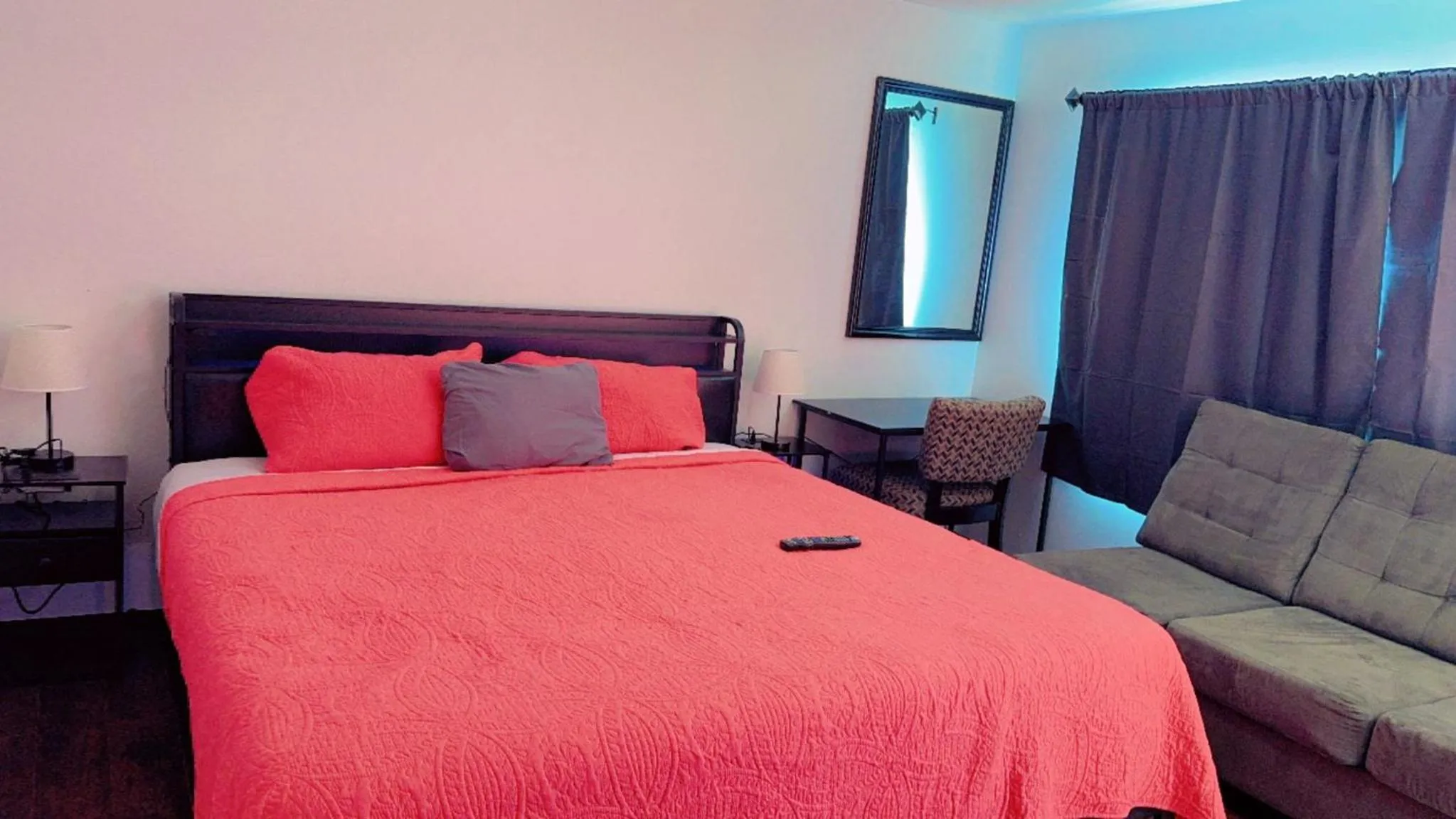 Photo of the whole room, Bed in Crestwood Motel