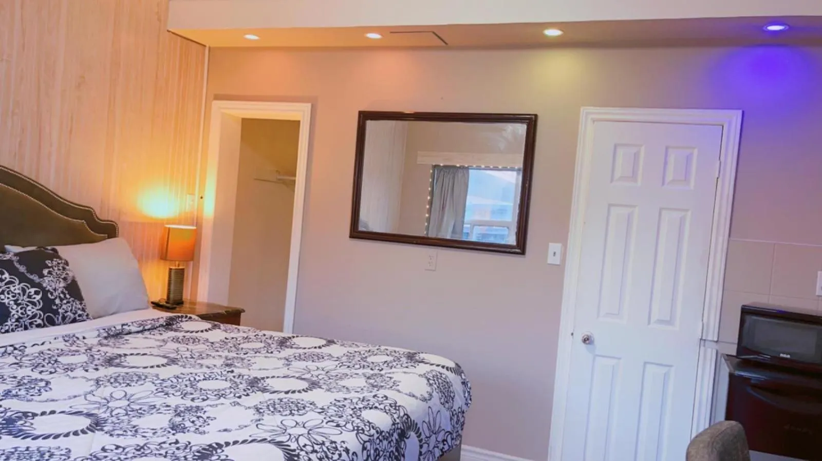 Bathroom, Bed in Crestwood Motel