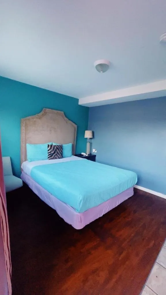 Deluxe Queen Room in Crestwood Motel