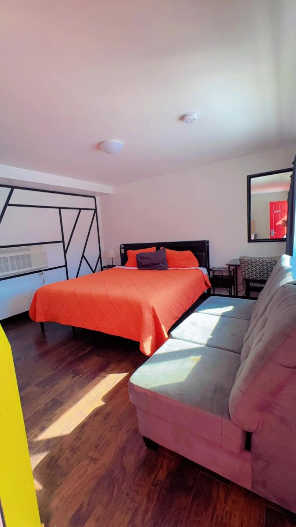 Bed in Crestwood Motel