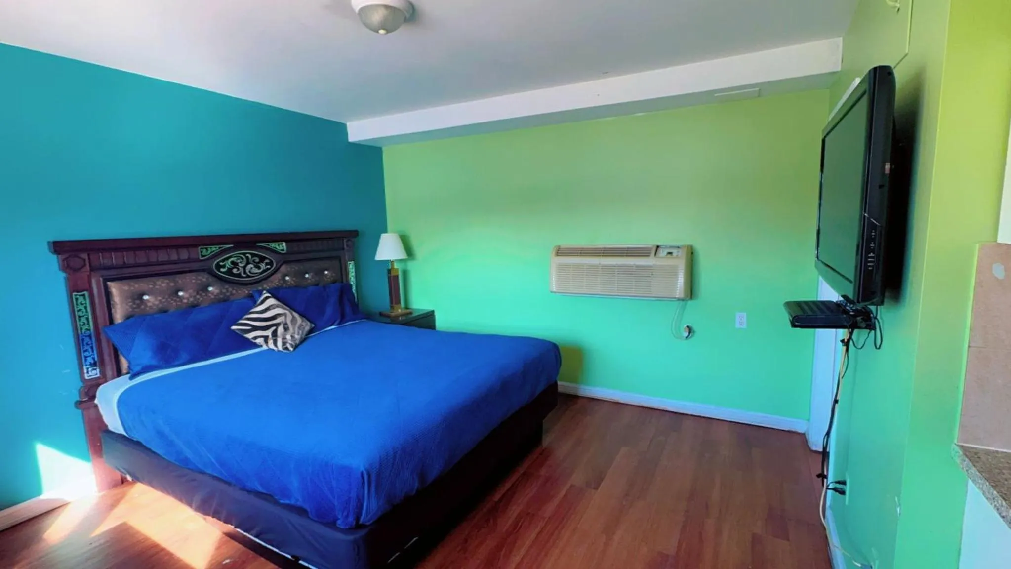 Bed in Crestwood Motel