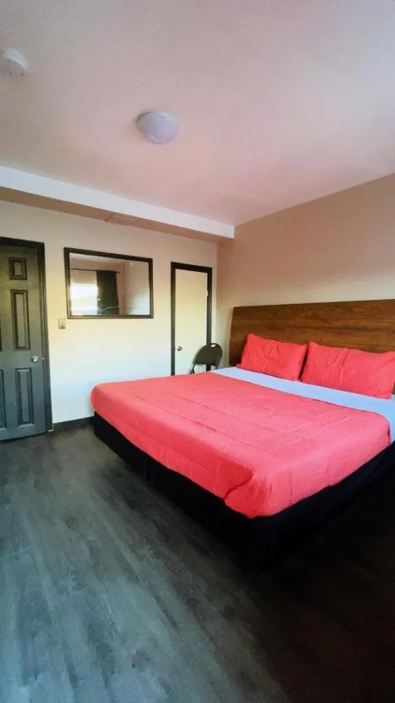 Bed in Crestwood Motel