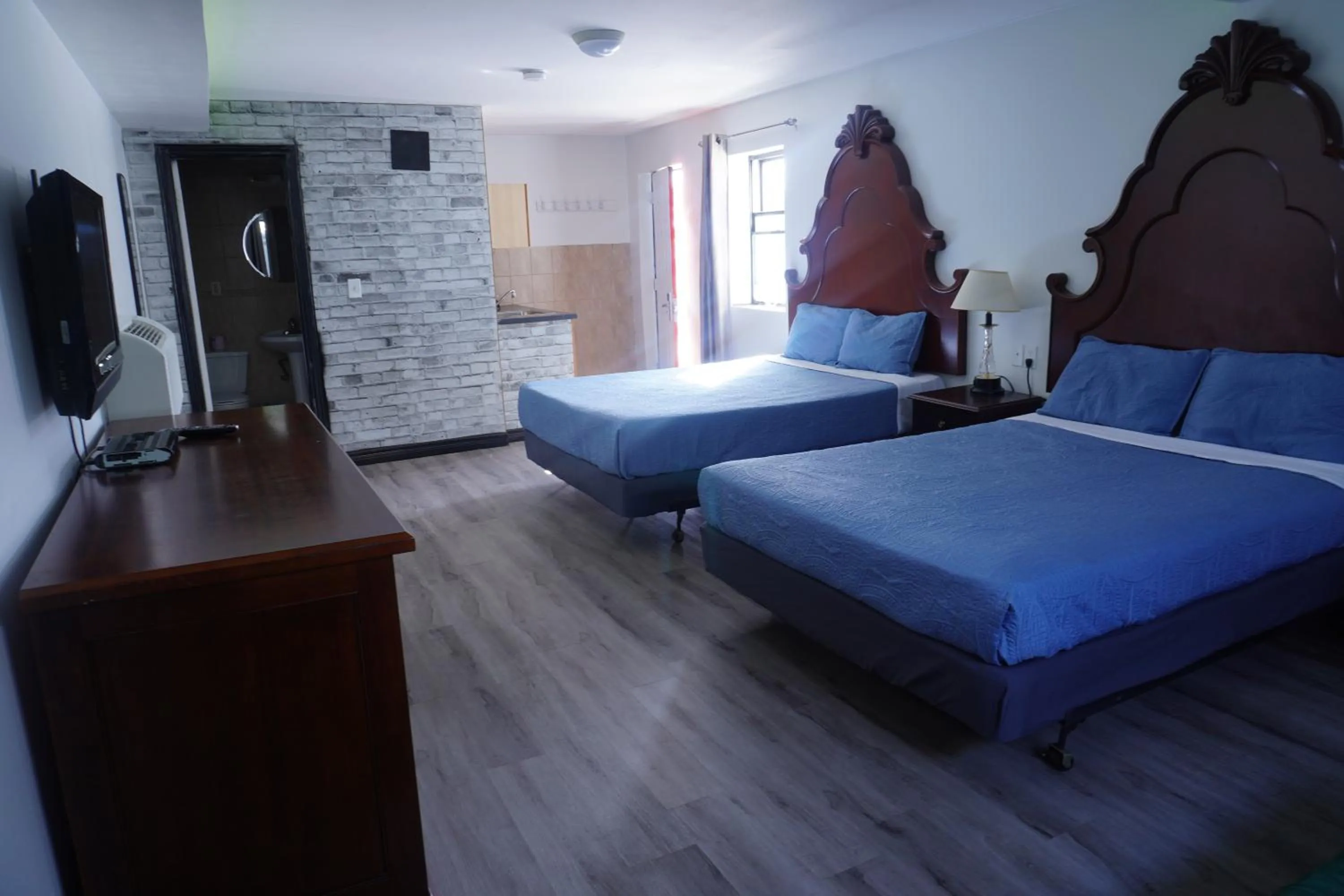 Bed in Crestwood Motel