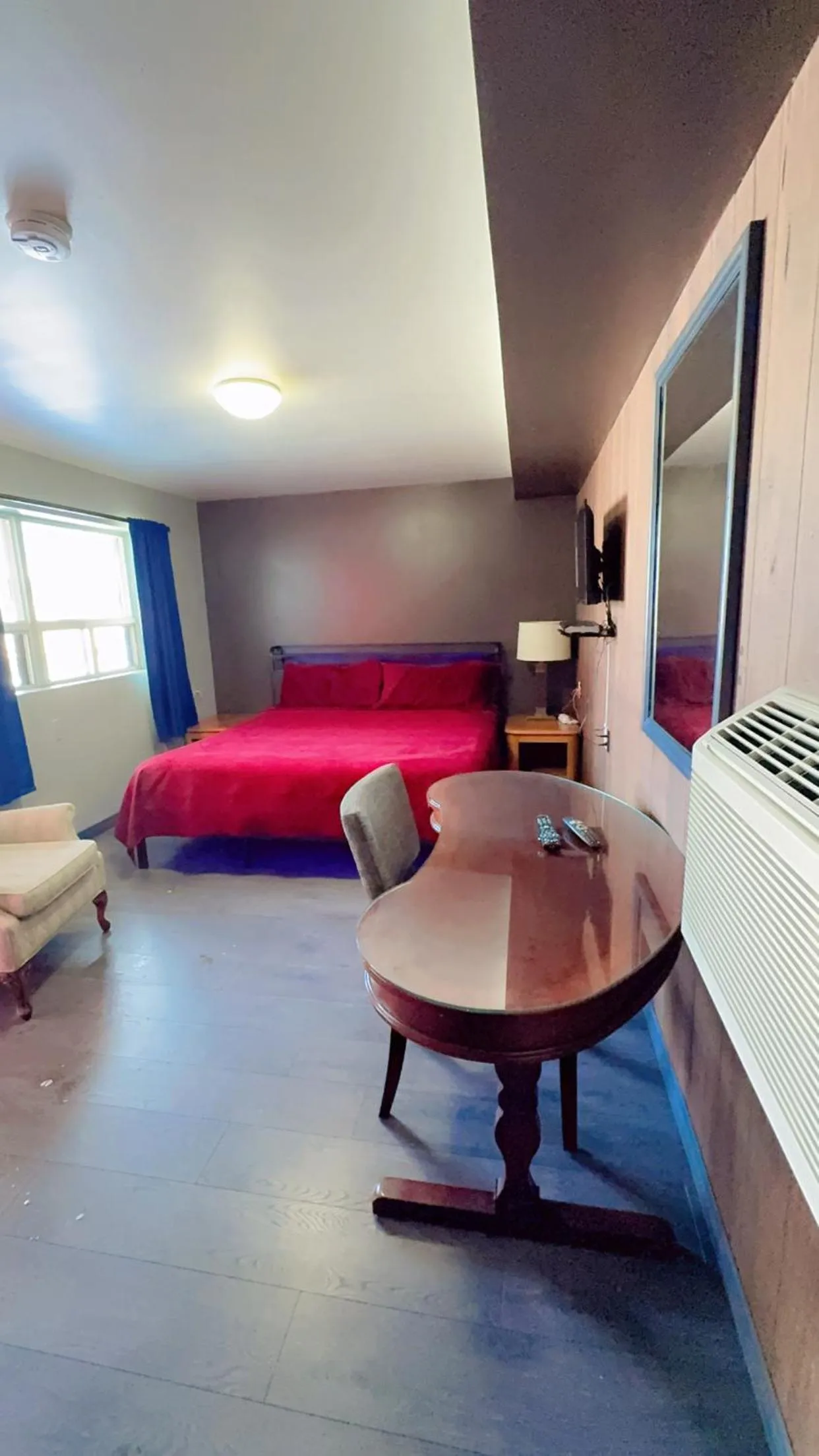 Kitchen or kitchenette, Bed in Crestwood Motel