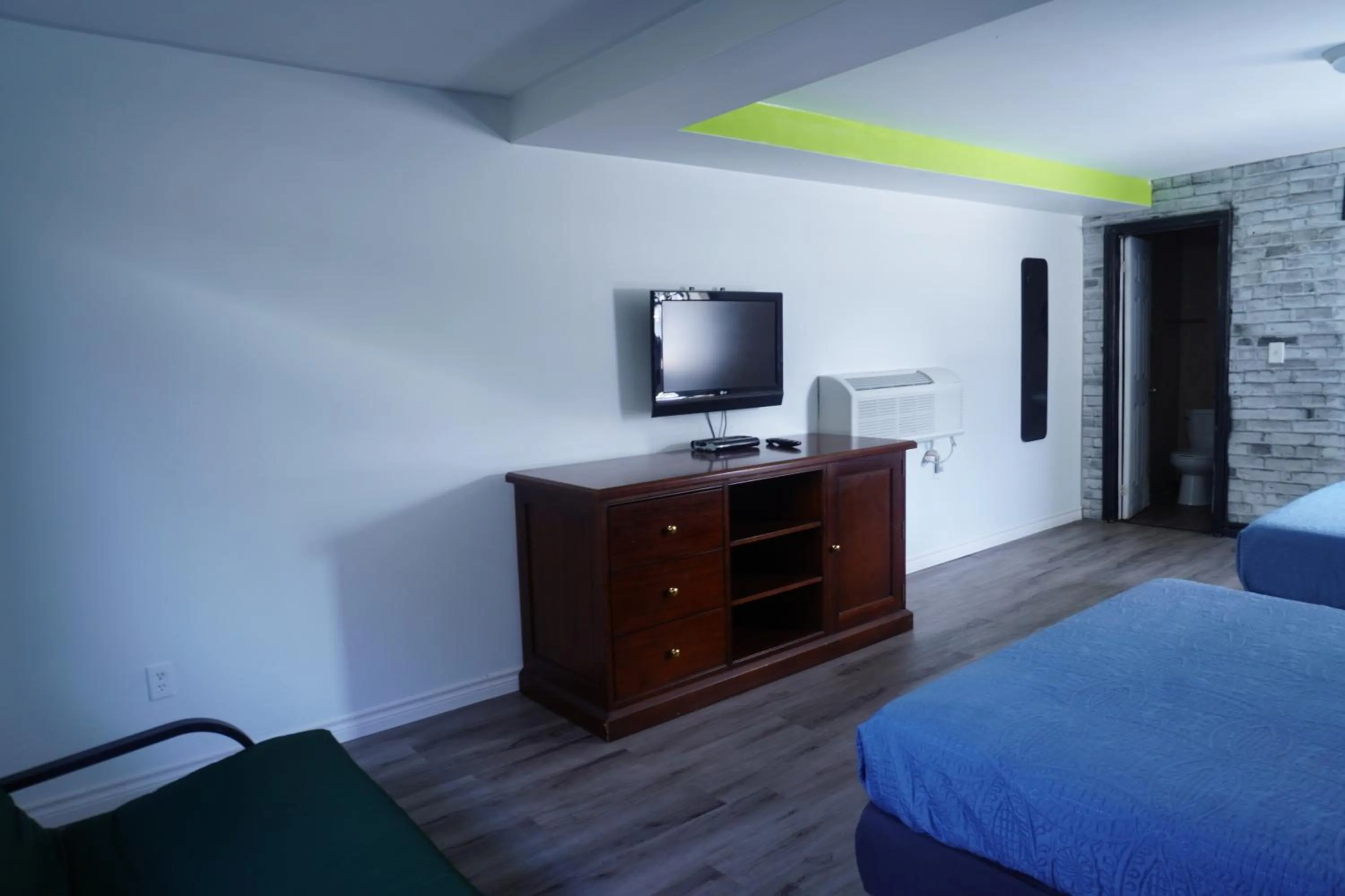 Bed in Crestwood Motel