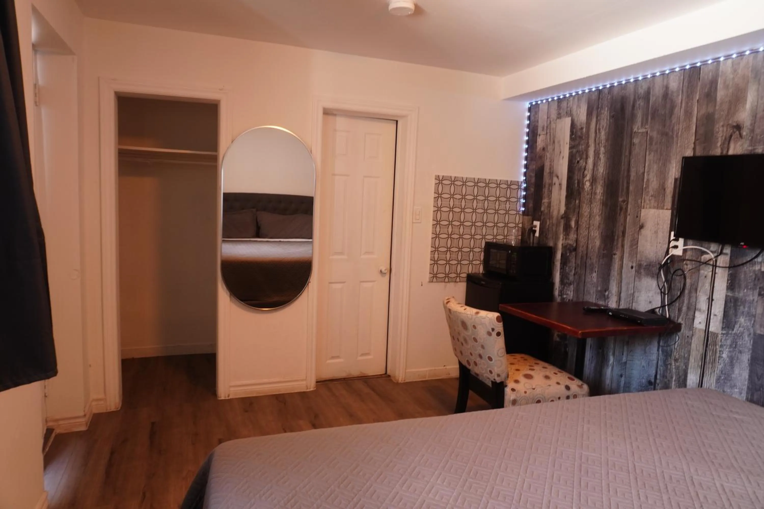 Bed in Crestwood Motel