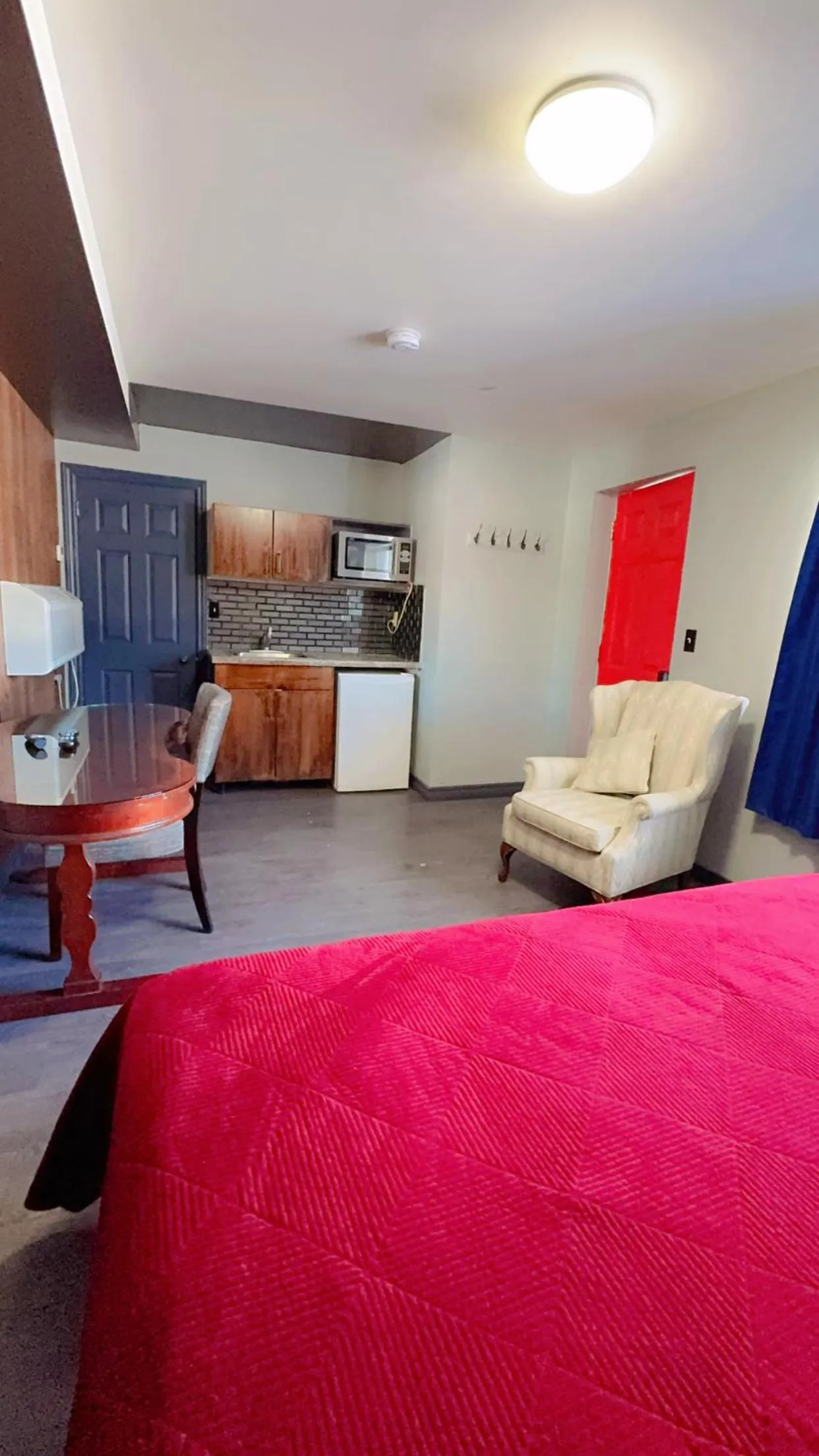 Seating area, Bed in Crestwood Motel