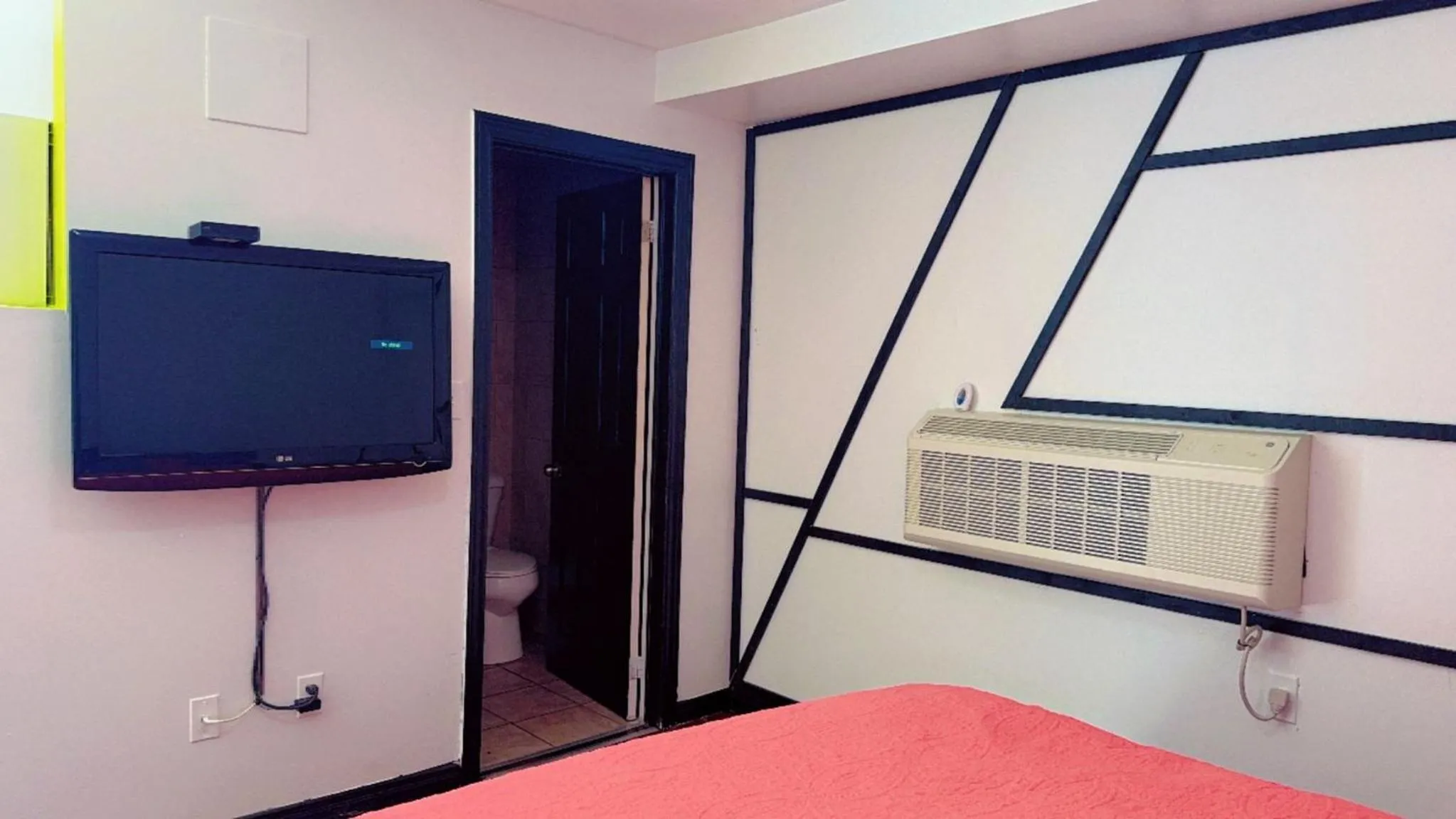 Bed in Crestwood Motel