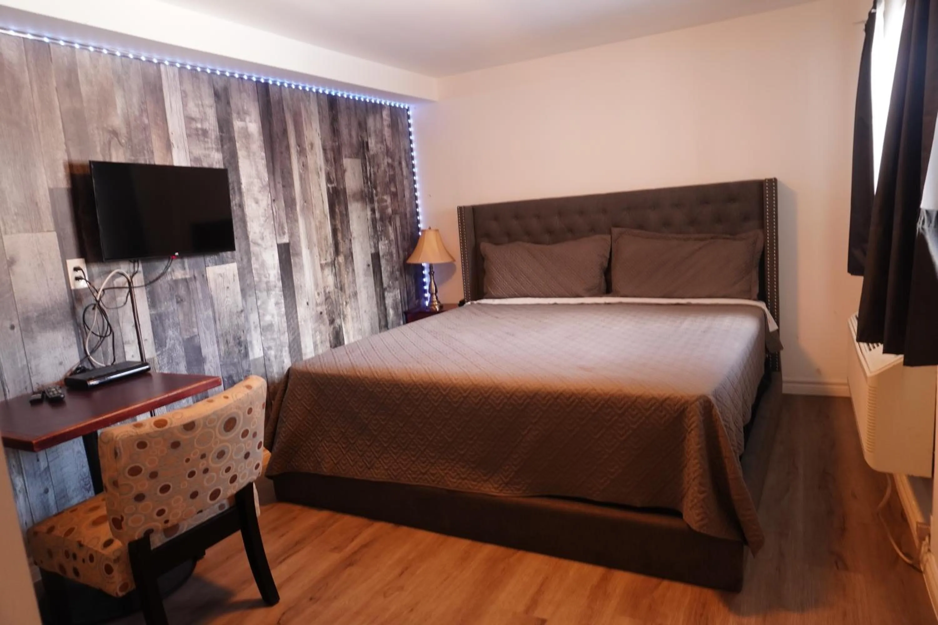 Bed in Crestwood Motel