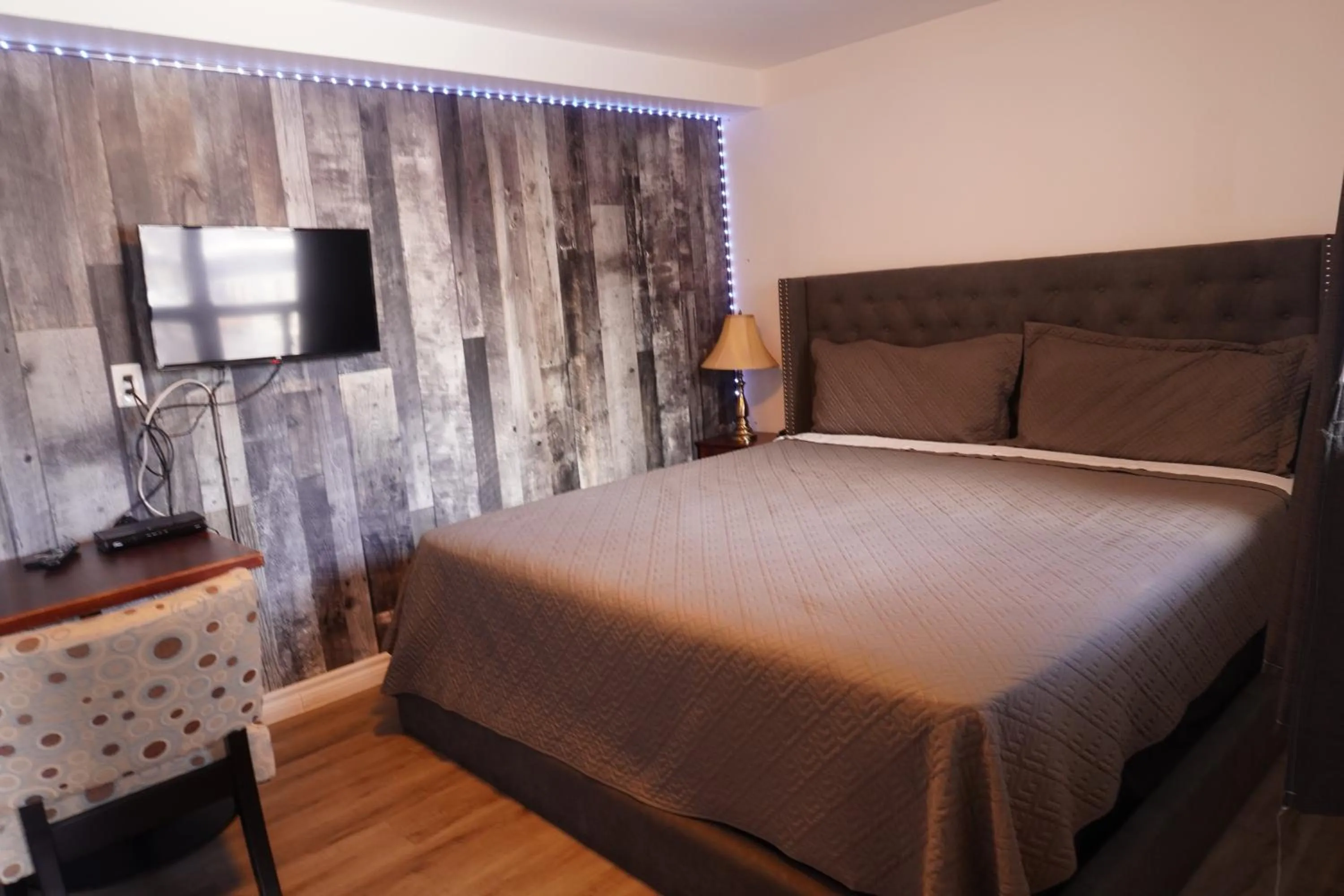 Bed in Crestwood Motel