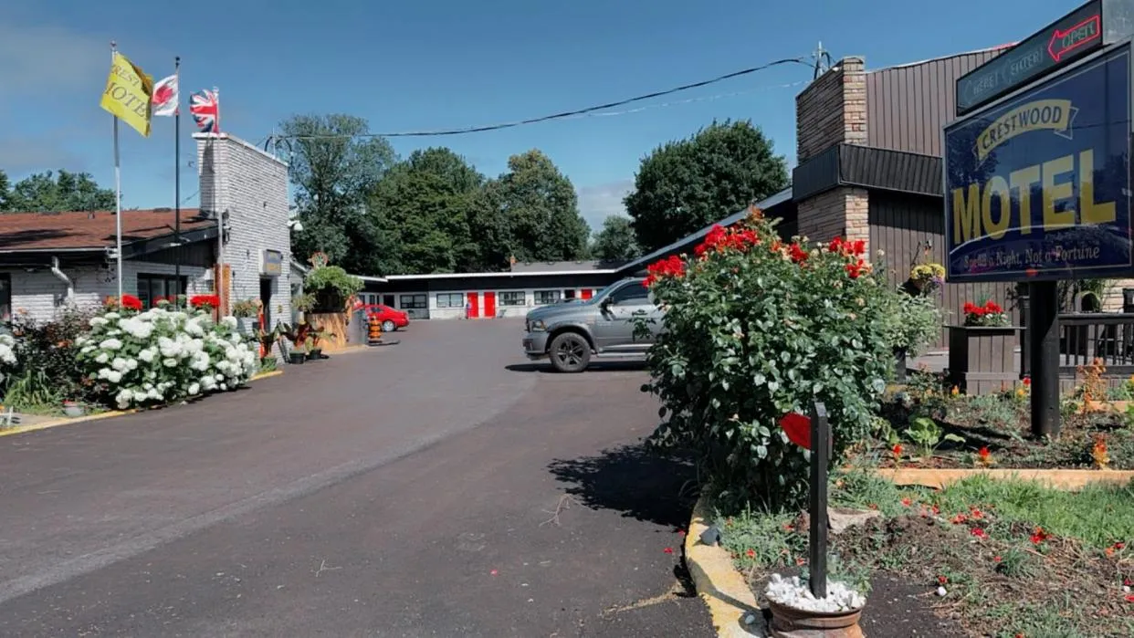 Crestwood Motel