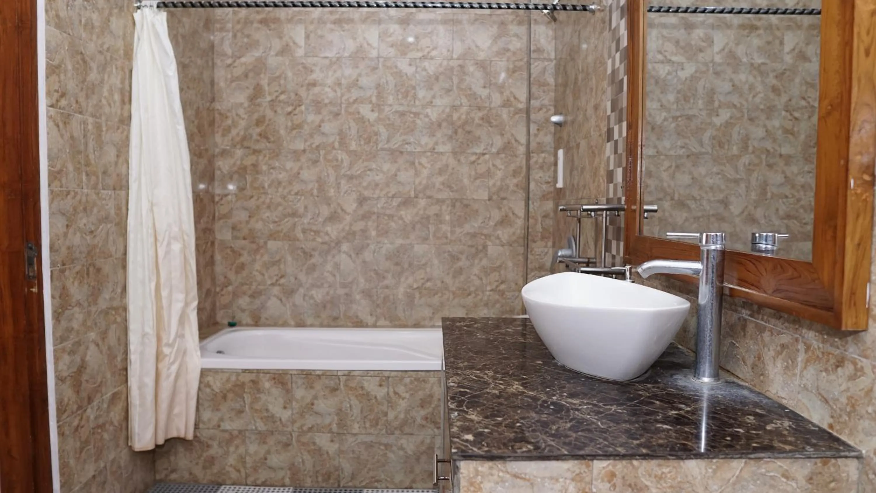 Shower in Grand Raka Homestay