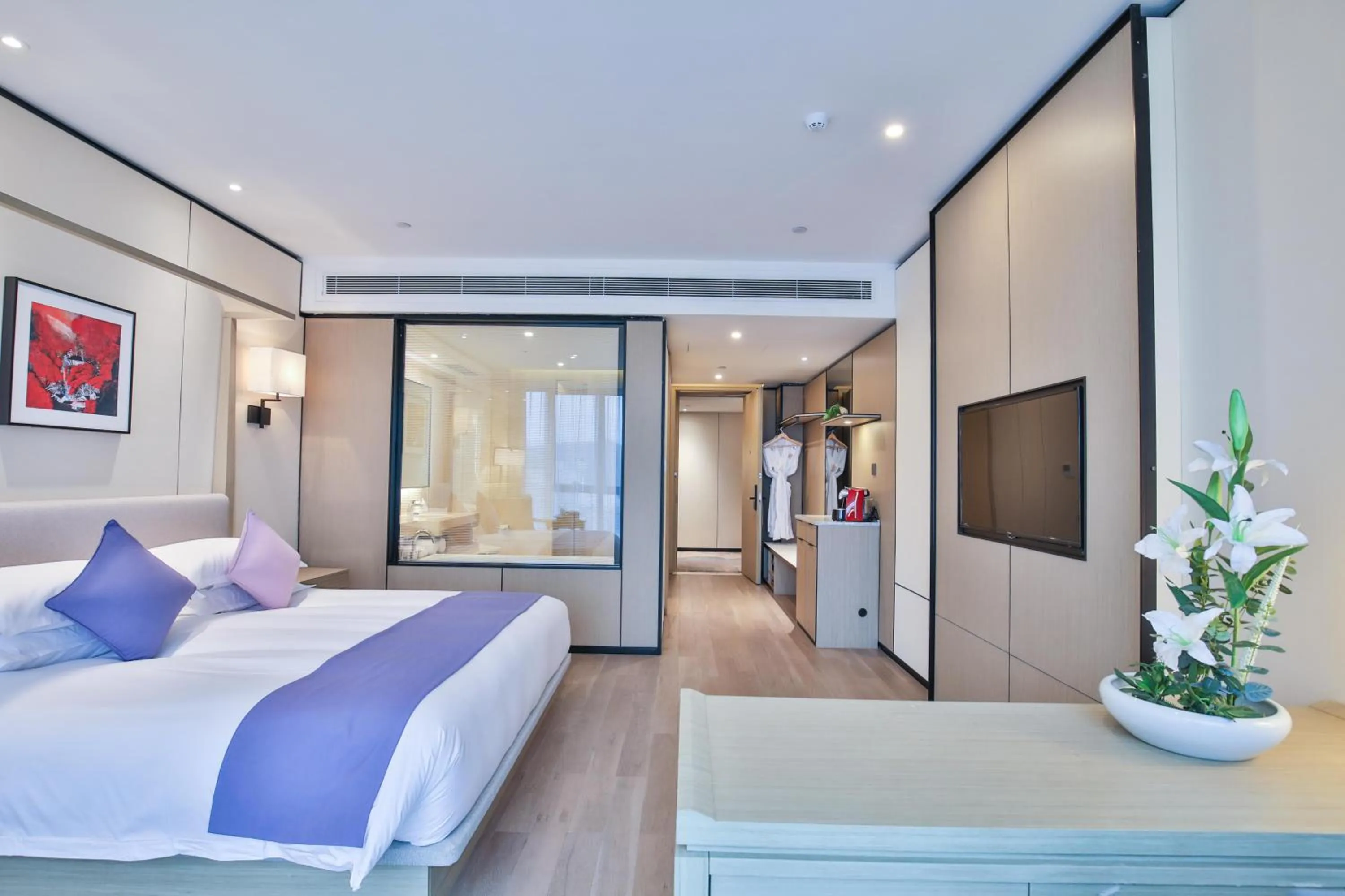 Photo of the whole room, Bed in SSAW Boutique Hotel Wenzhou Jiushan Lake