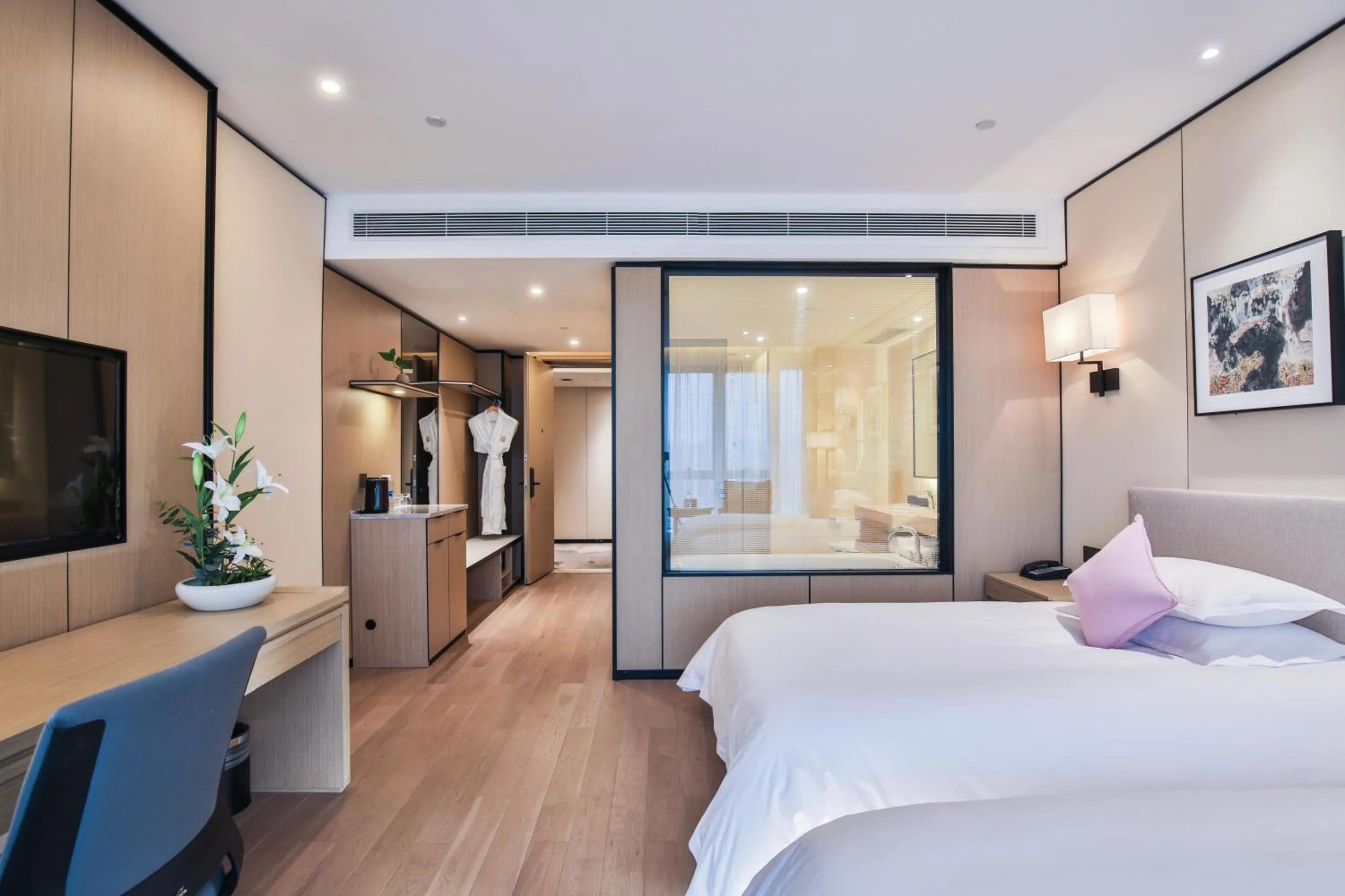 Photo of the whole room, Bed in SSAW Boutique Hotel Wenzhou Jiushan Lake