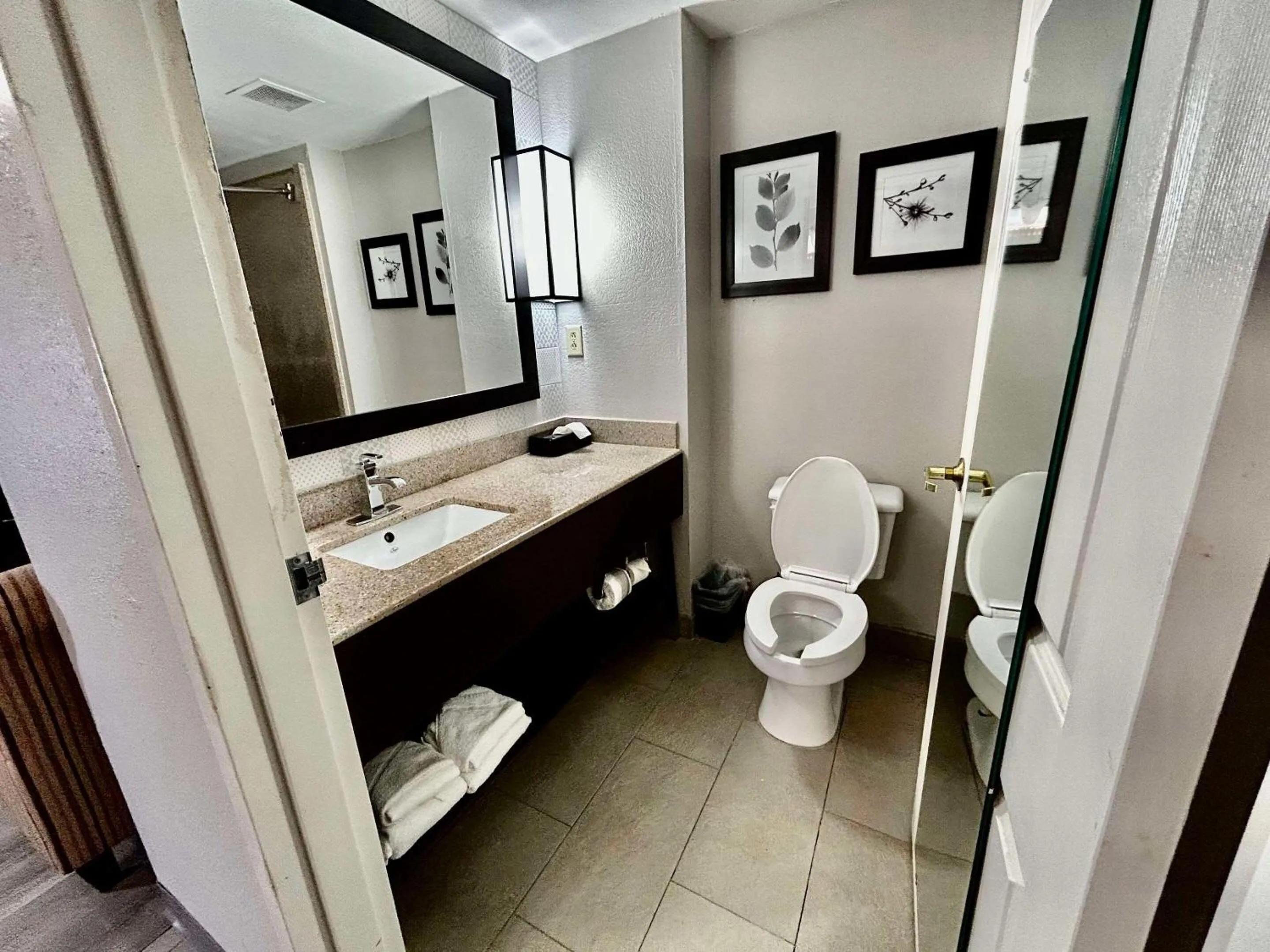 Bedroom in Country Inn & Suites by Radisson, Columbus, GA