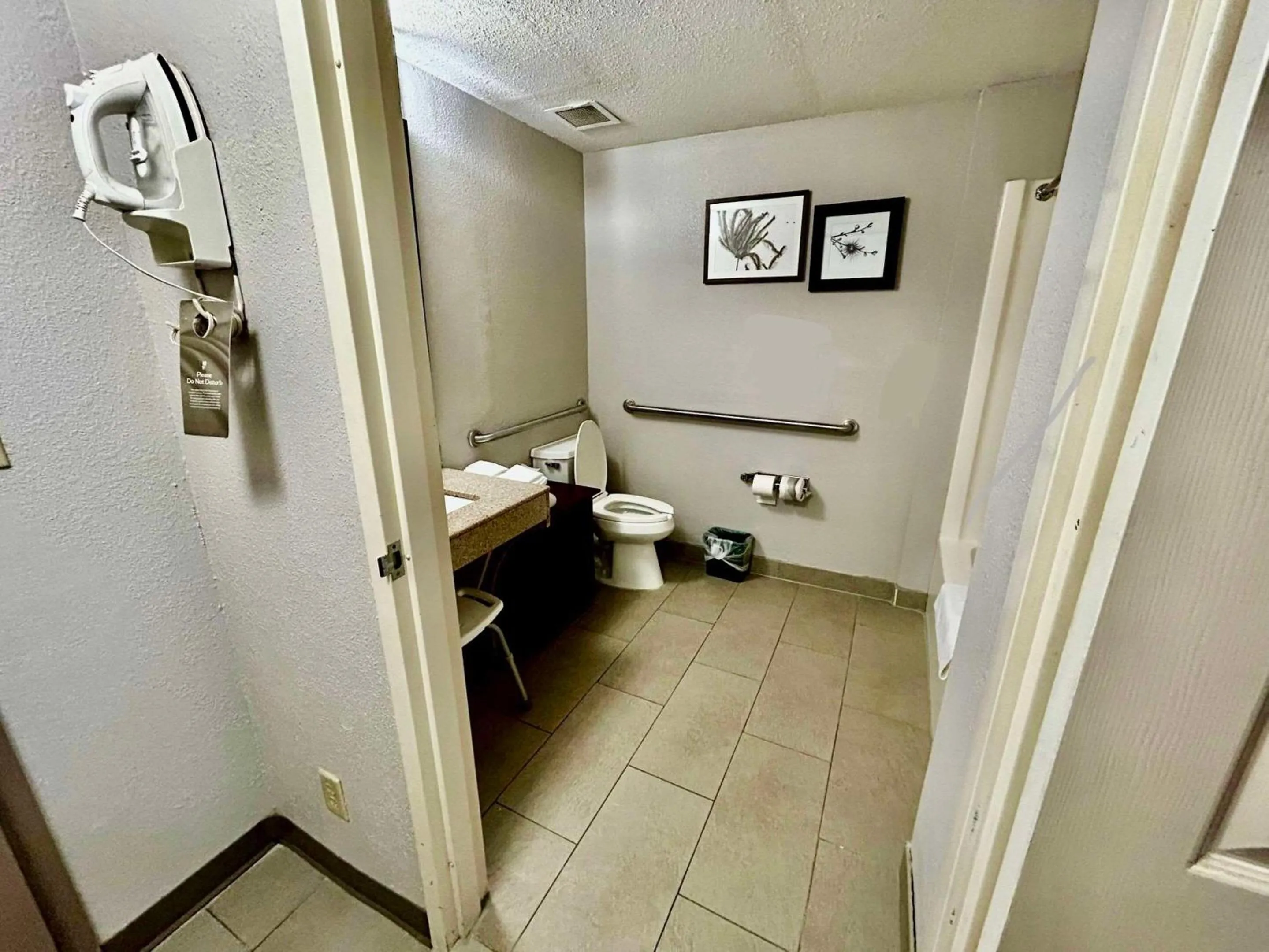 Bedroom in Country Inn & Suites by Radisson, Columbus, GA