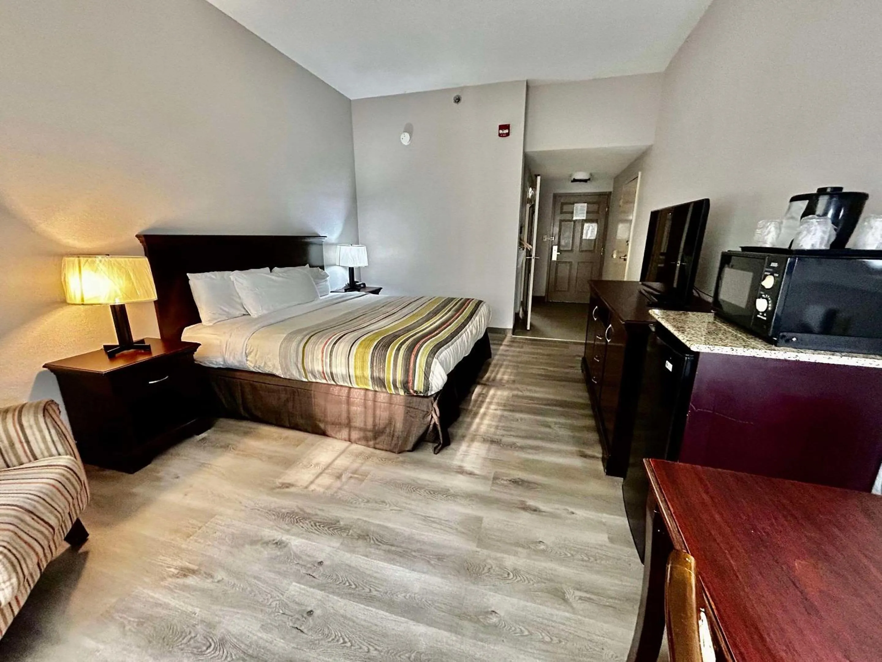 Bedroom, Bed in Country Inn & Suites by Radisson, Columbus, GA