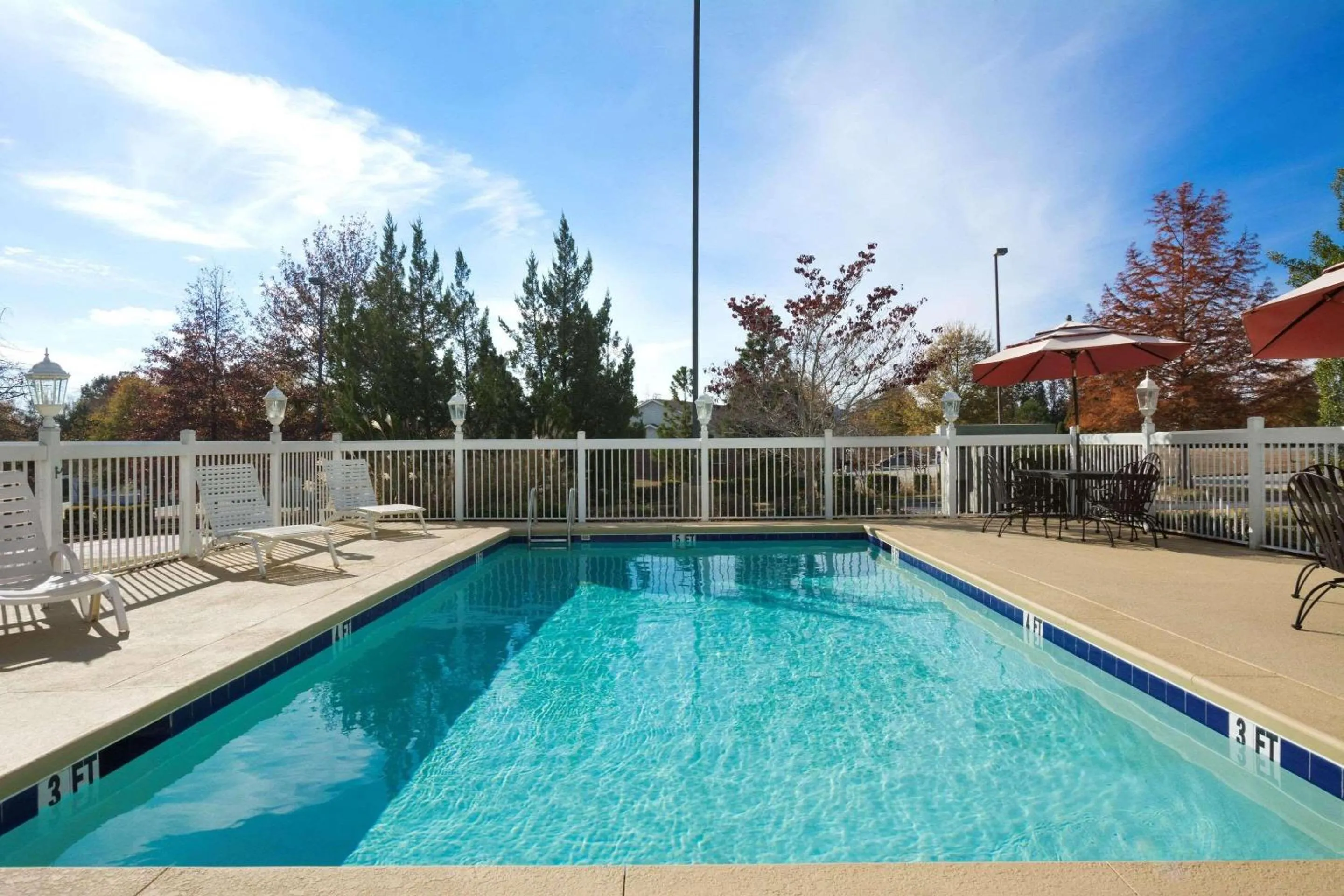 Swimming pool in Country Inn & Suites by Radisson, Columbus, GA