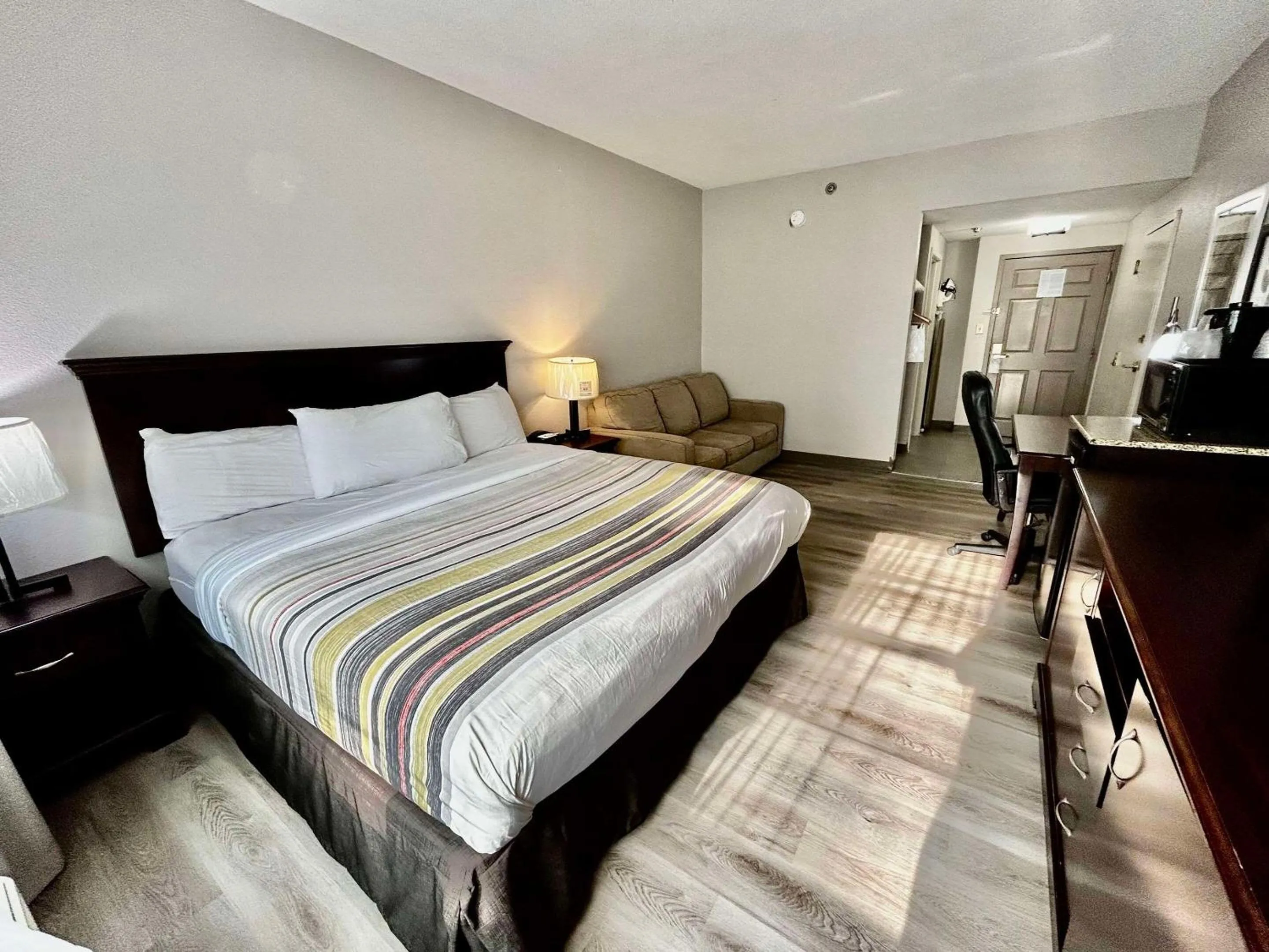 Bedroom, Bed in Country Inn & Suites by Radisson, Columbus, GA