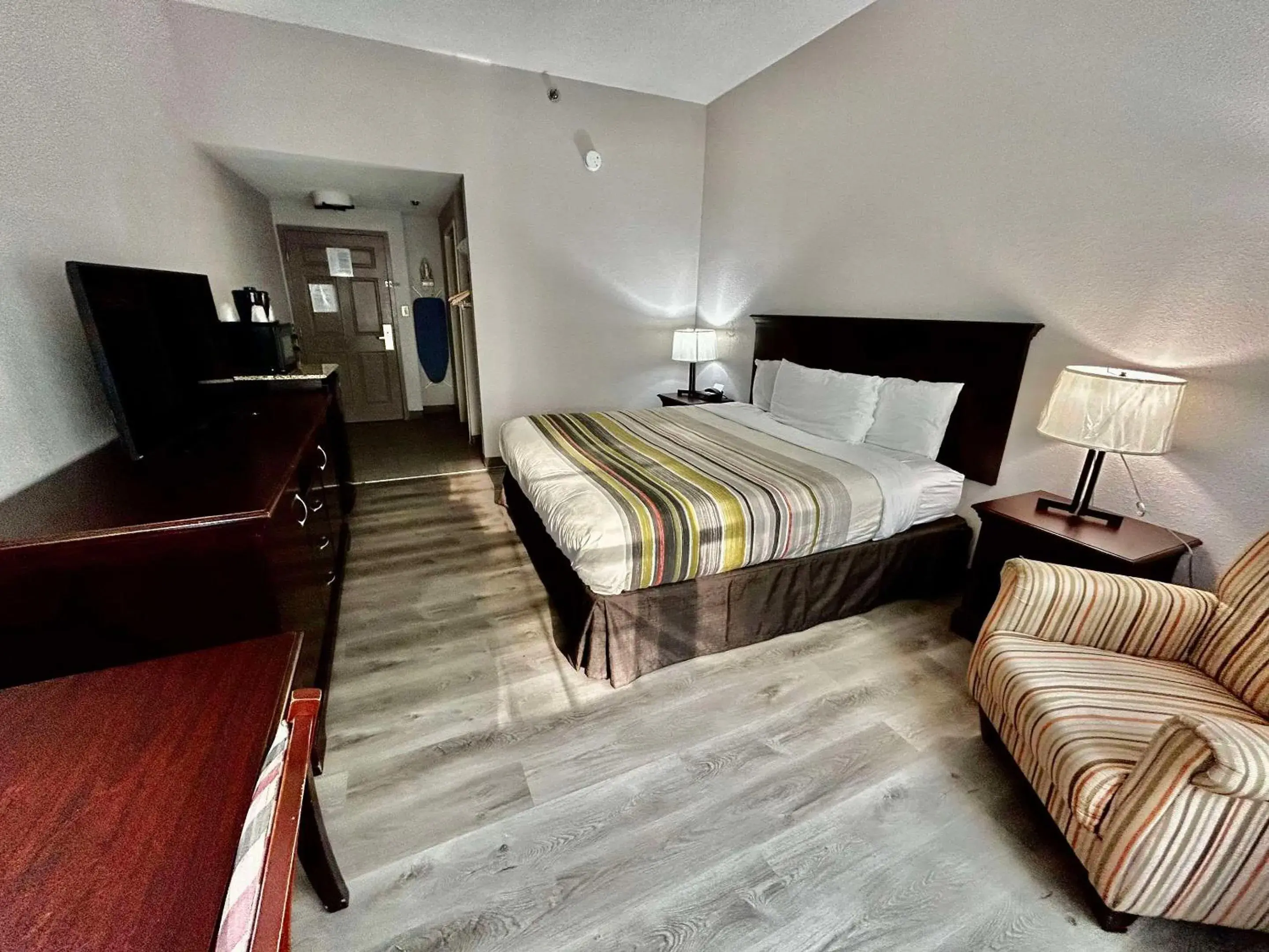 Bedroom, Bed in Country Inn & Suites by Radisson, Columbus, GA Bedroom, Bed in Country Inn & Suites by Radisson, Columbus, GA