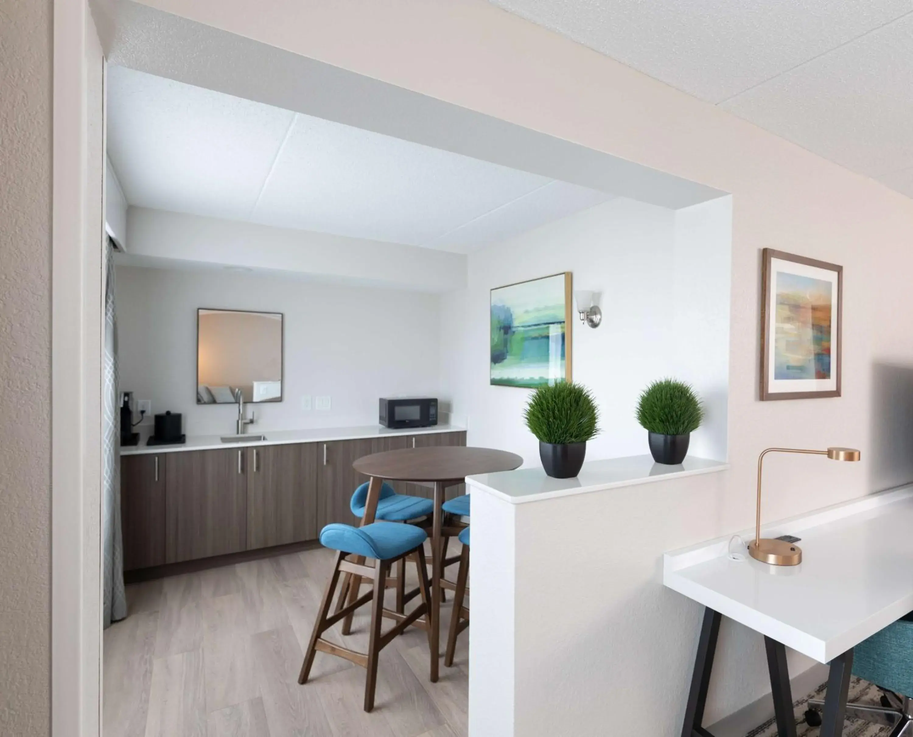 Photo of the whole room in Hilton Garden Inn Des Moines Airport Photo of the whole room in Hilton Garden Inn Des Moines Airport