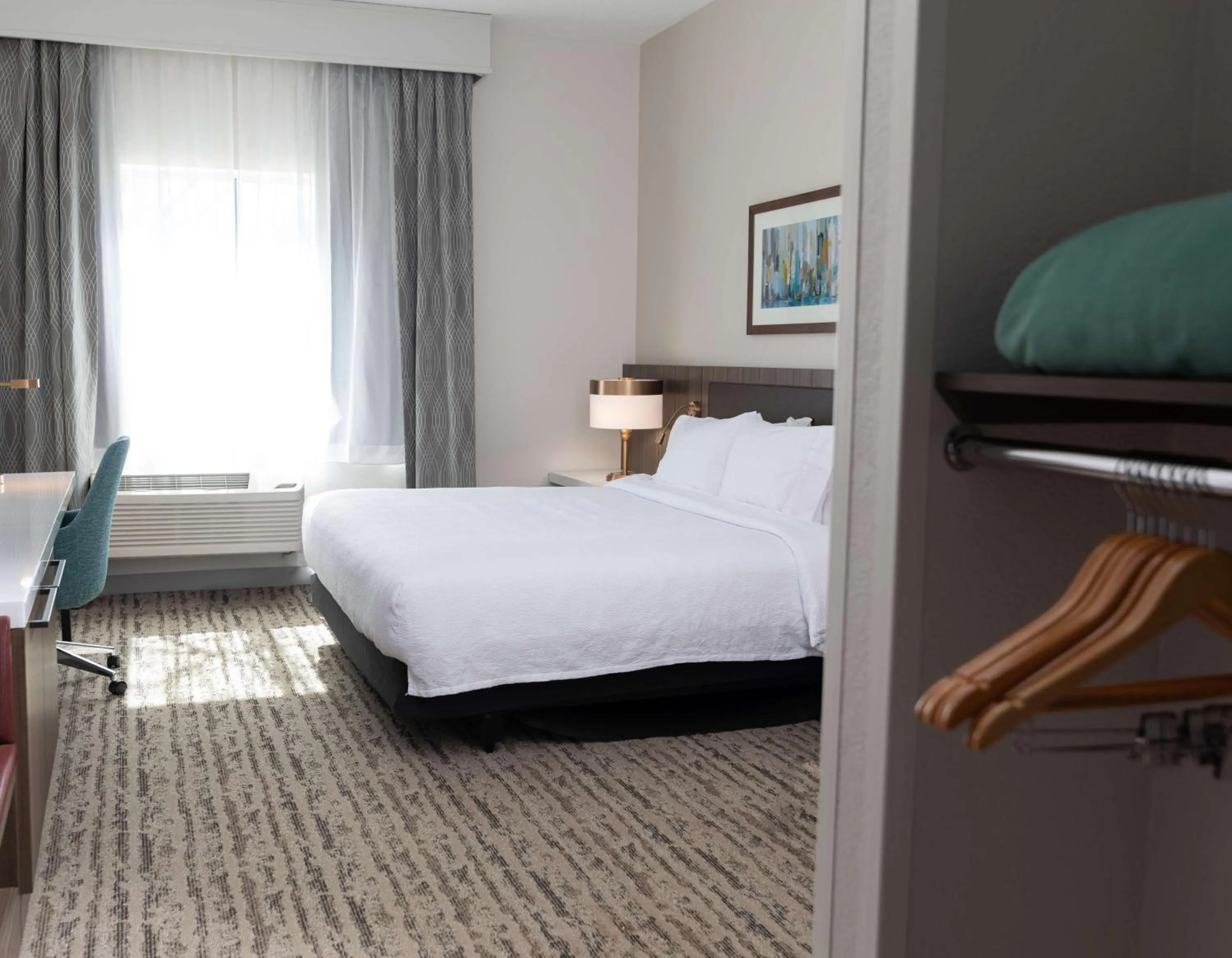 Bed in Hilton Garden Inn Des Moines Airport