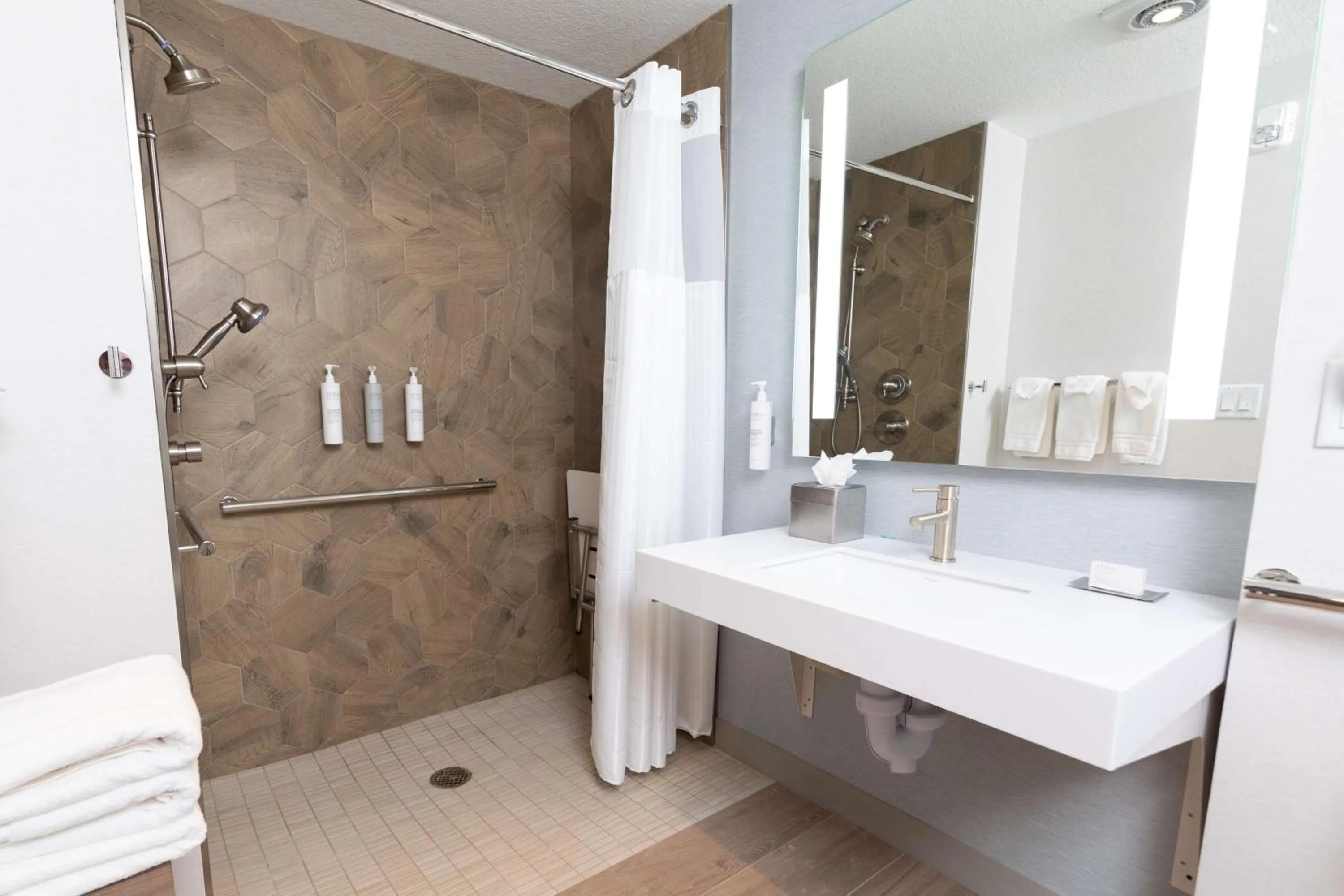 Bathroom in Hilton Garden Inn Des Moines Airport