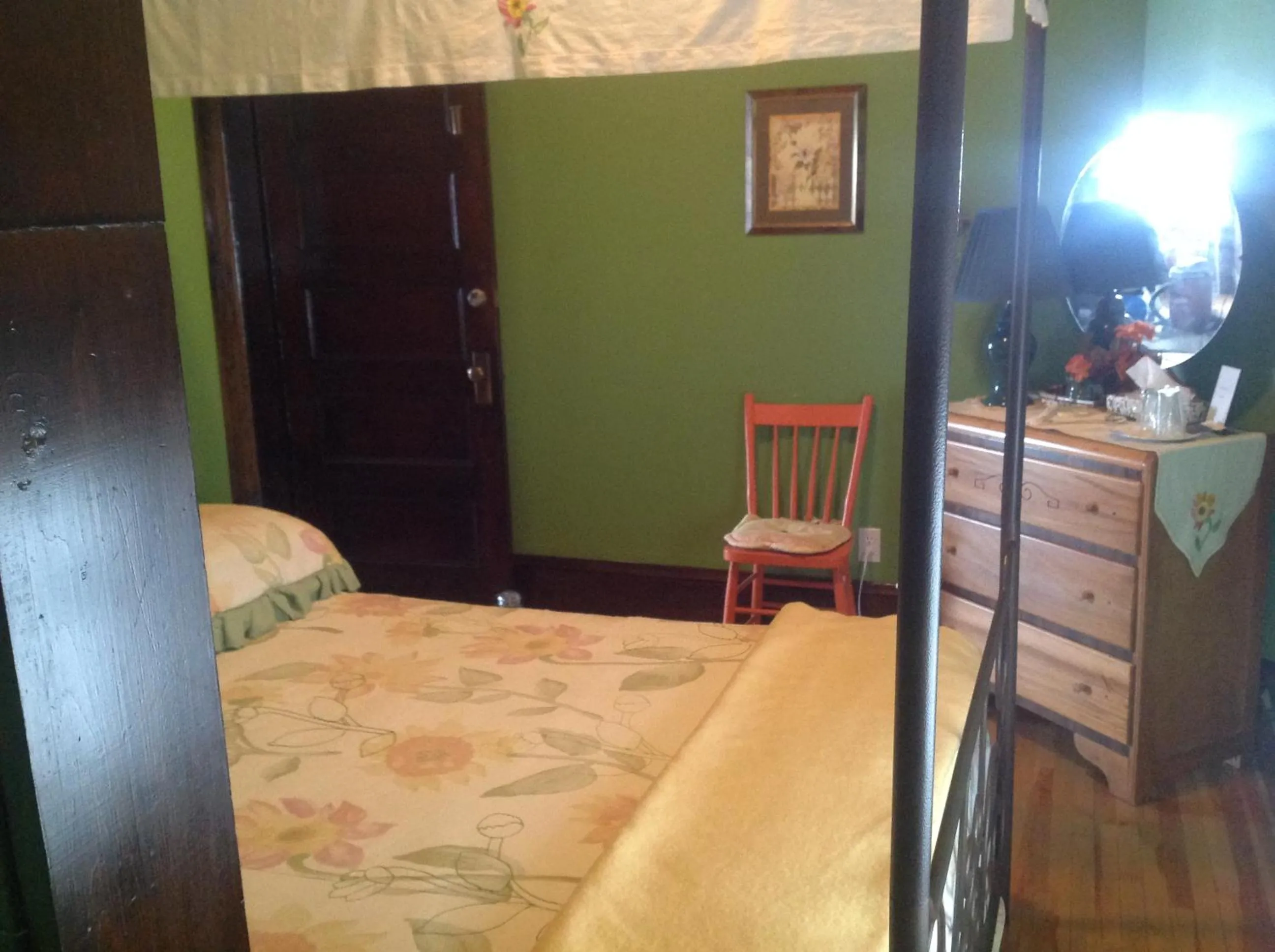 Bed in Maison McKenzie House