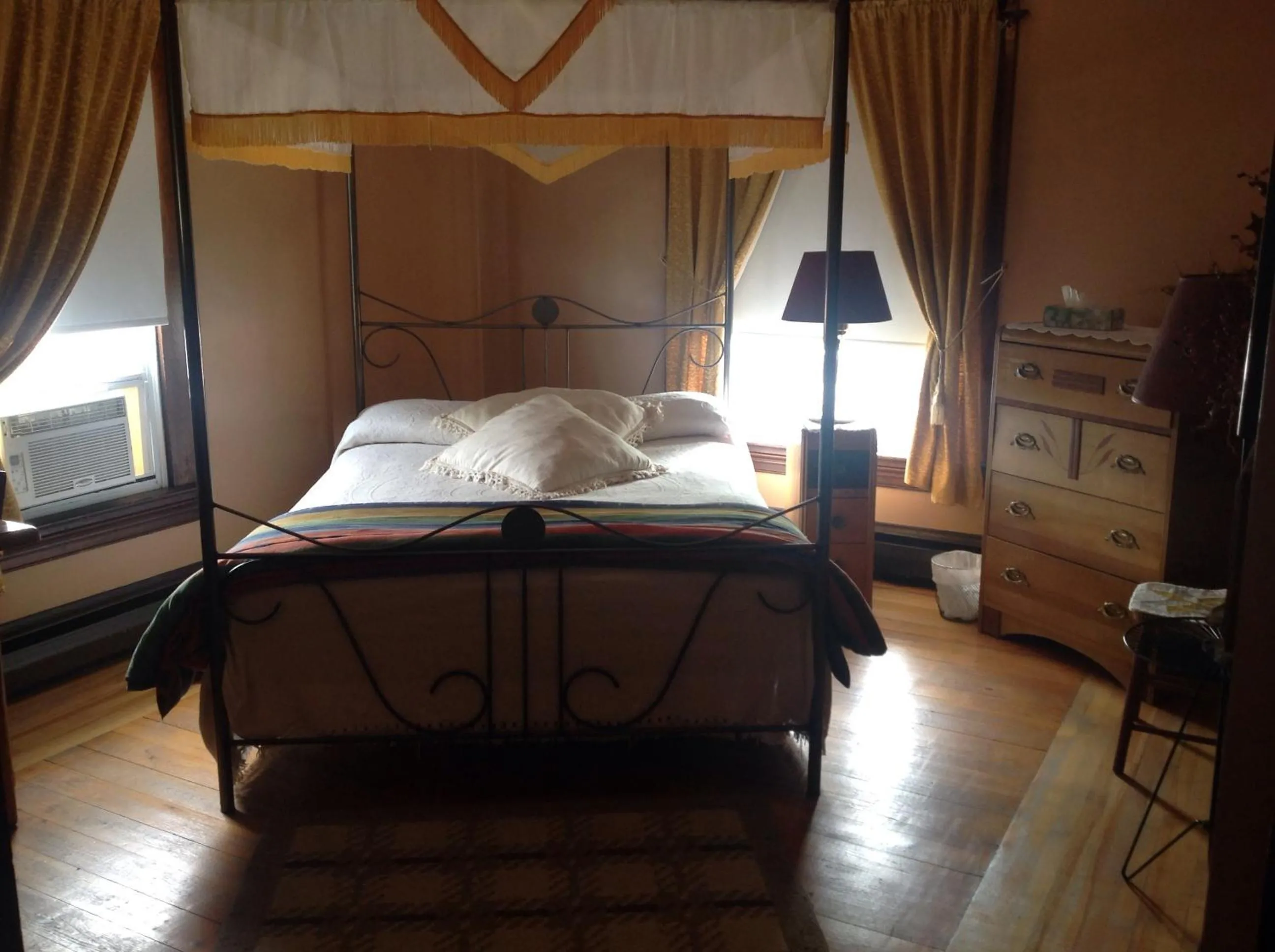 Bed in Maison McKenzie House