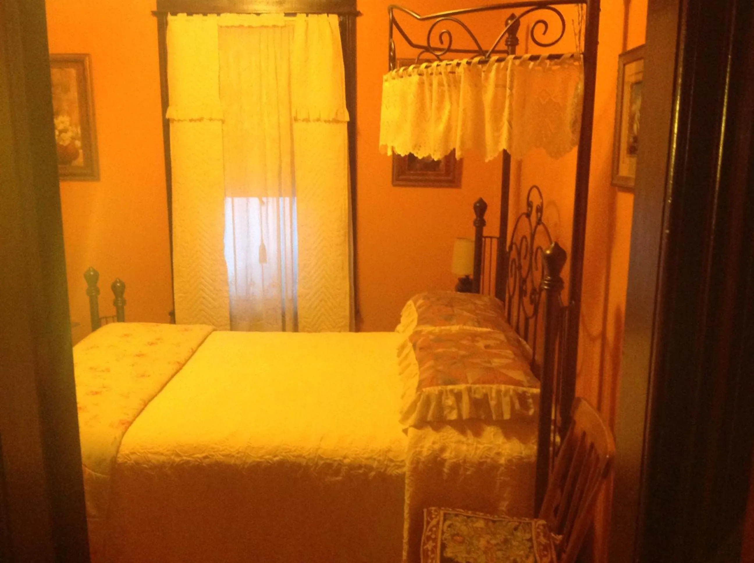 Bed in Maison McKenzie House