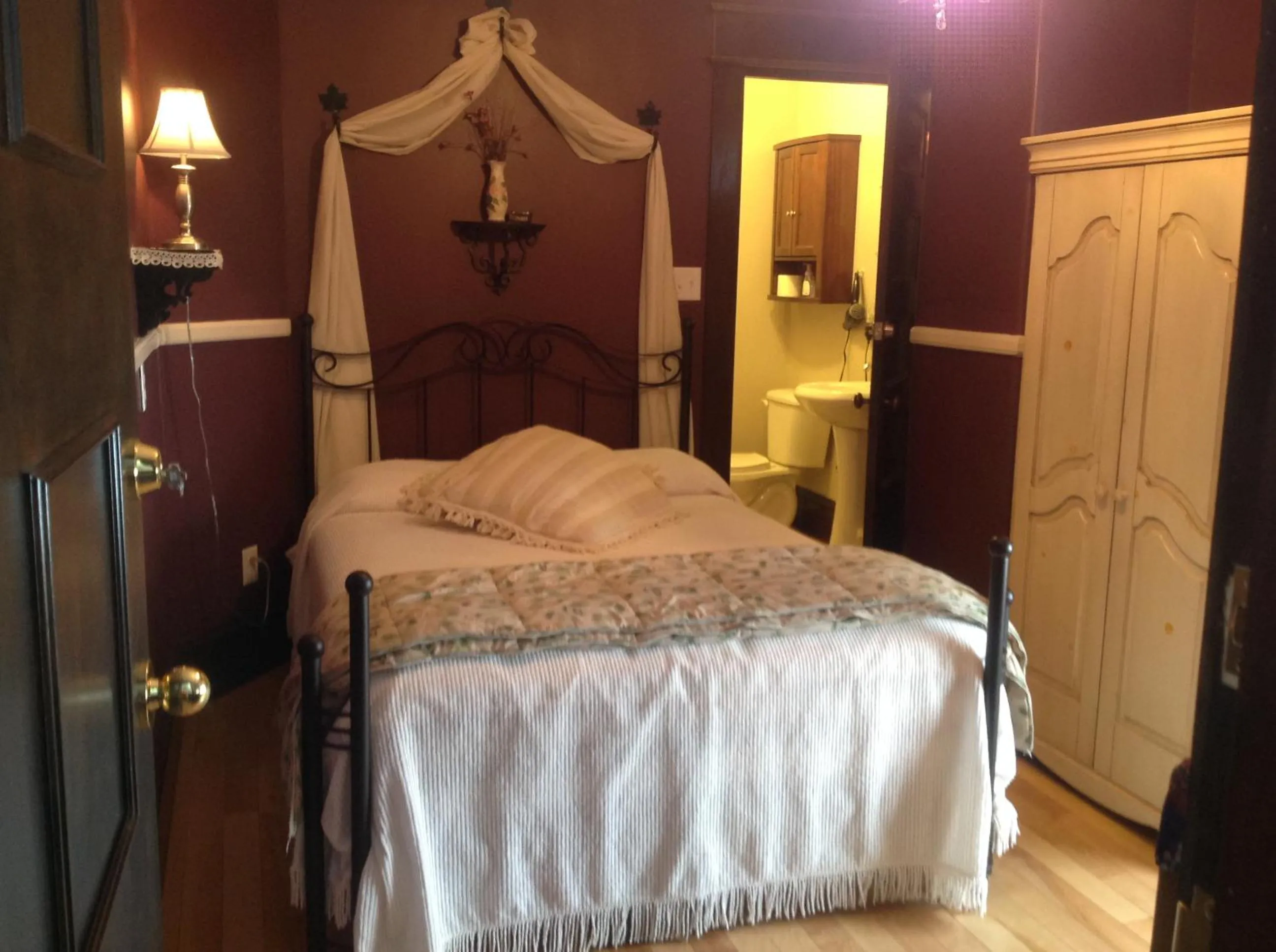 Bed in Maison McKenzie House