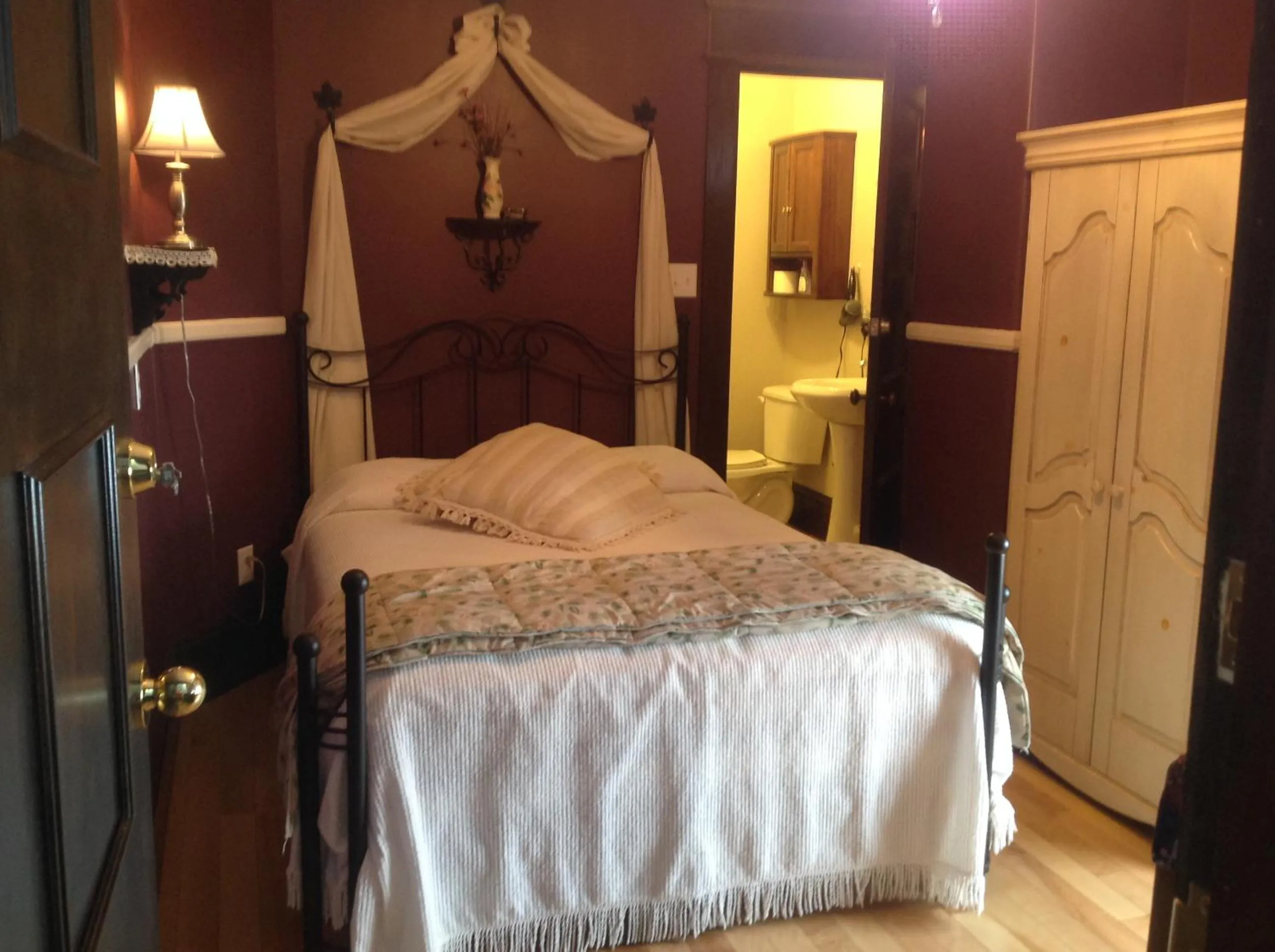 Bed in Maison McKenzie House