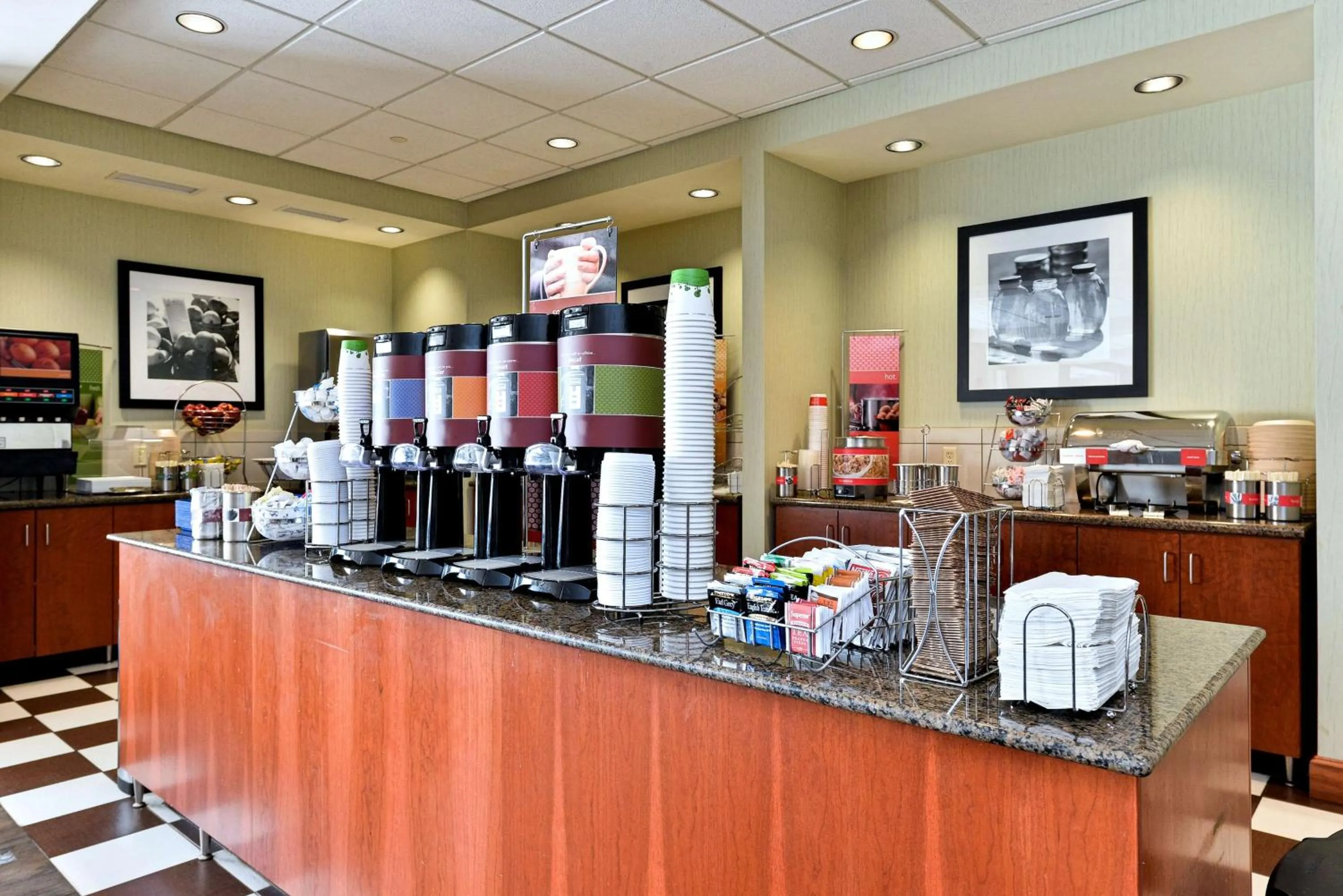 Dining area in Hampton Inn Ellsworth