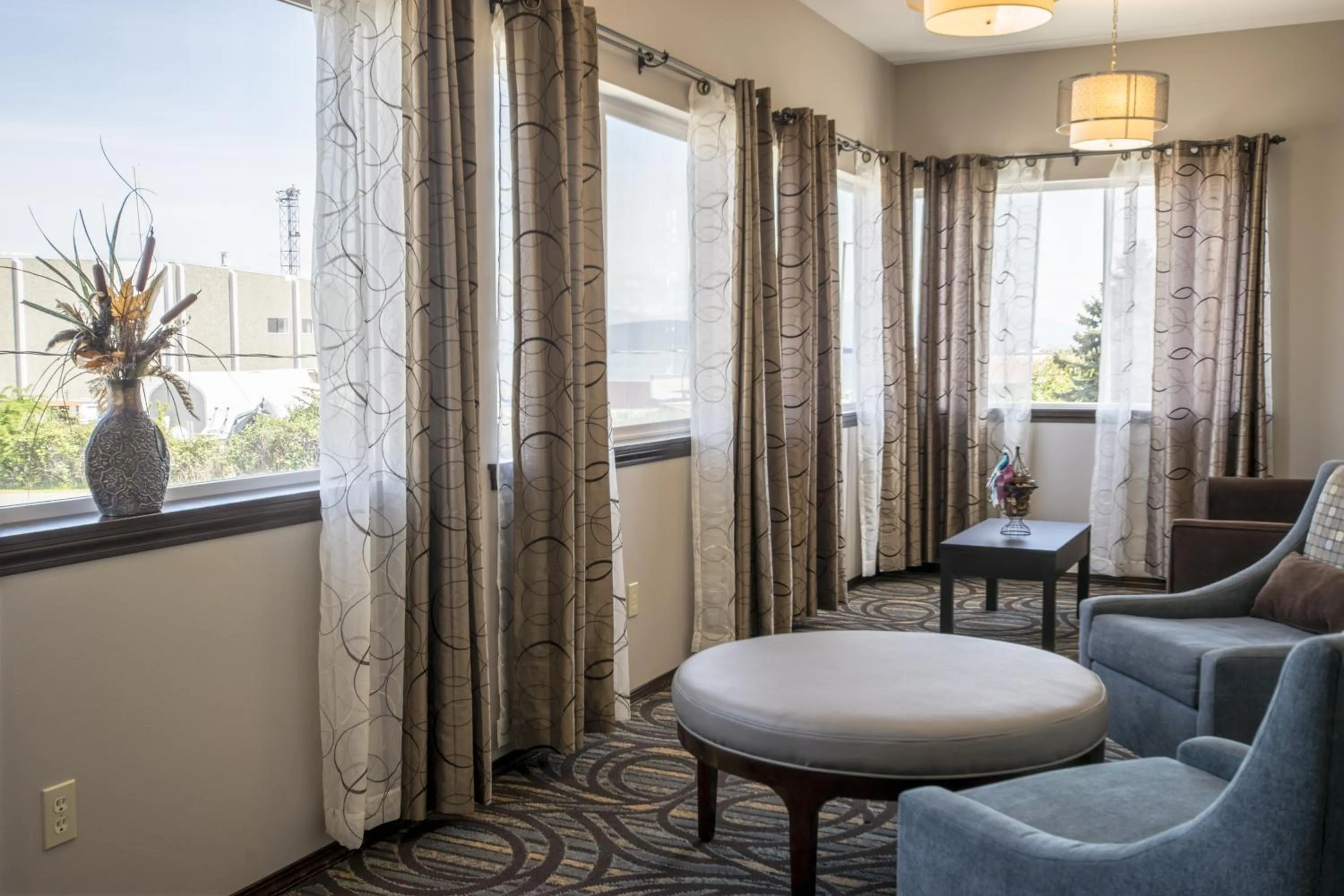 Seating area in Sunrise Inn