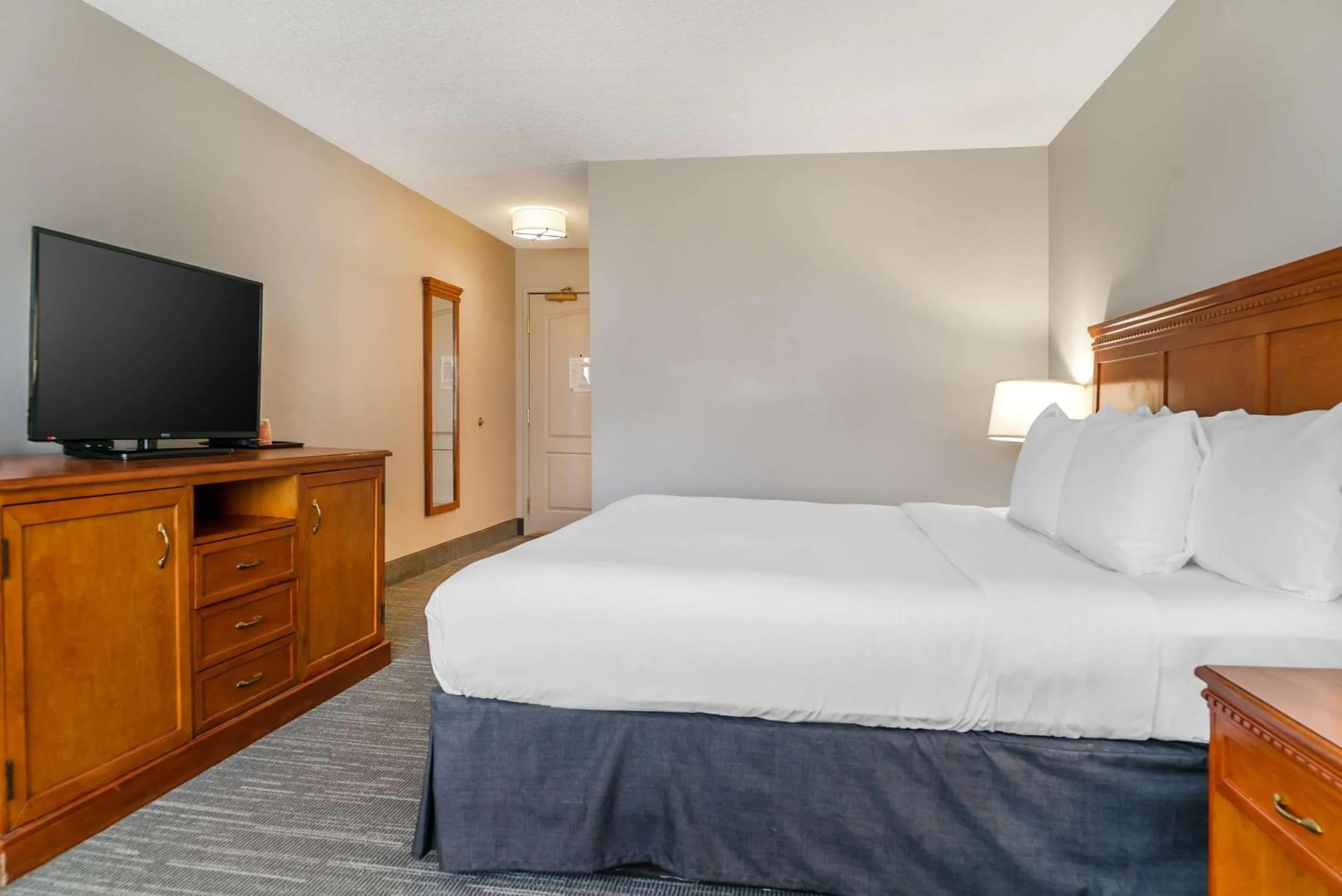 Bedroom, Bed in Country Inn & Suites by Radisson, Rossford - Toledo South