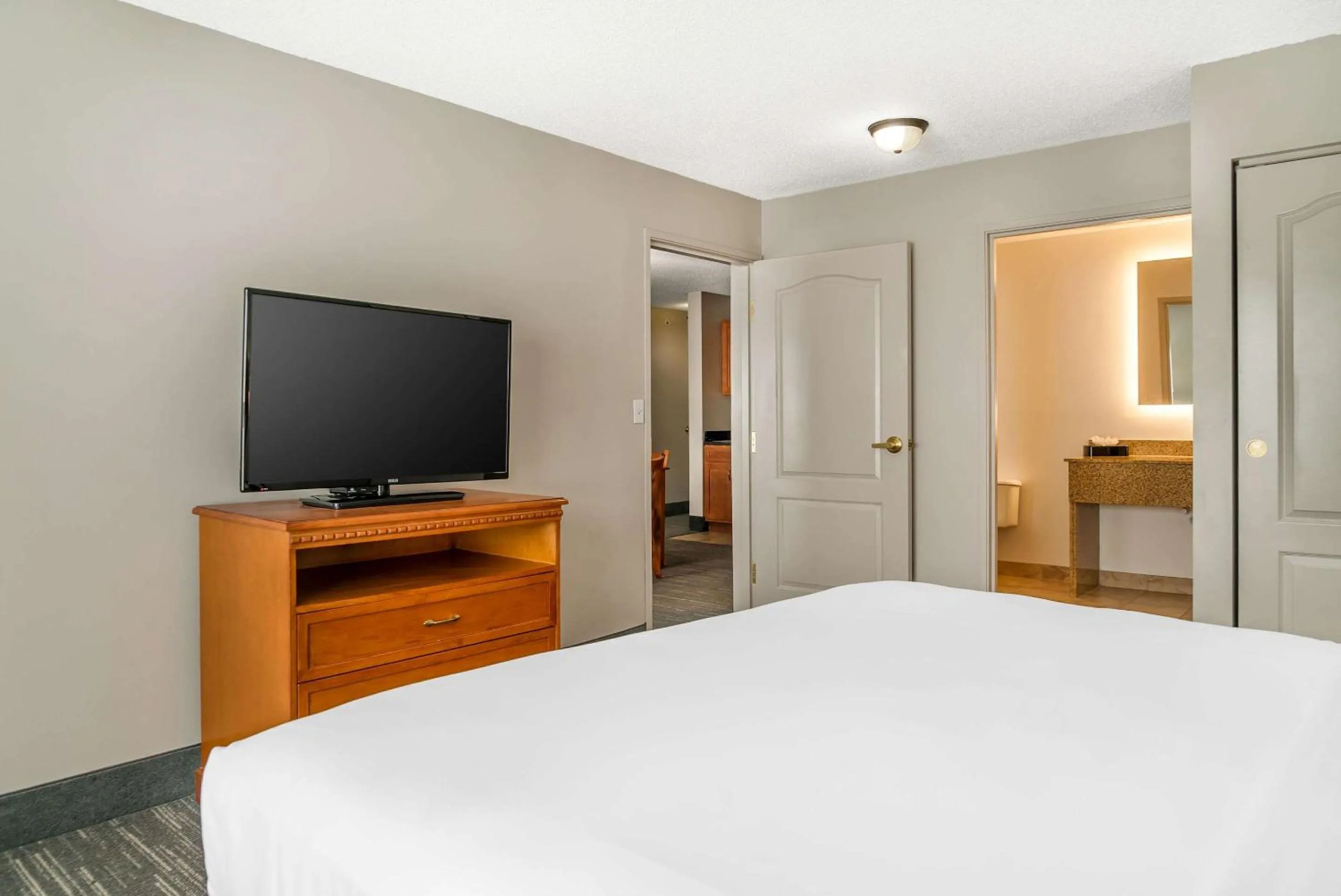Bedroom, Bed in Country Inn & Suites by Radisson, Rossford - Toledo South