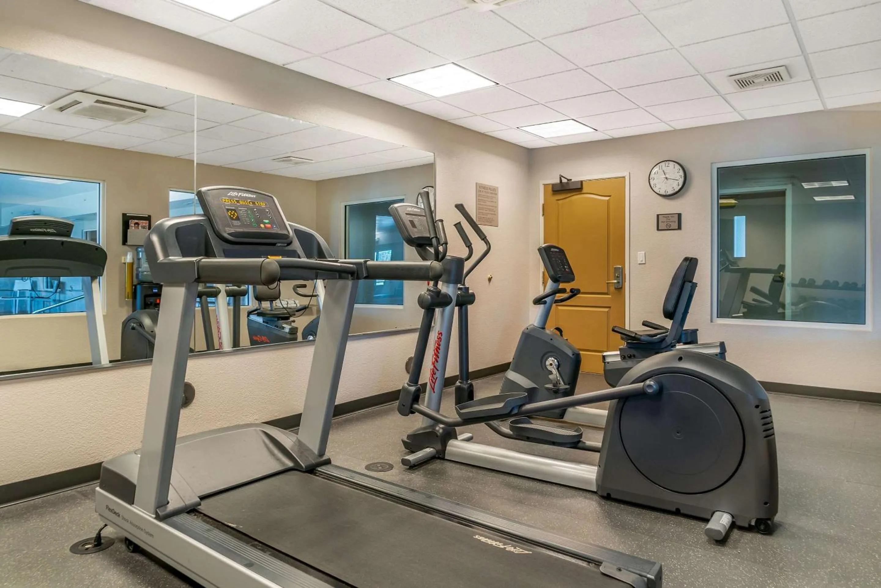 Fitness centre/facilities in Country Inn & Suites by Radisson, Rossford - Toledo South