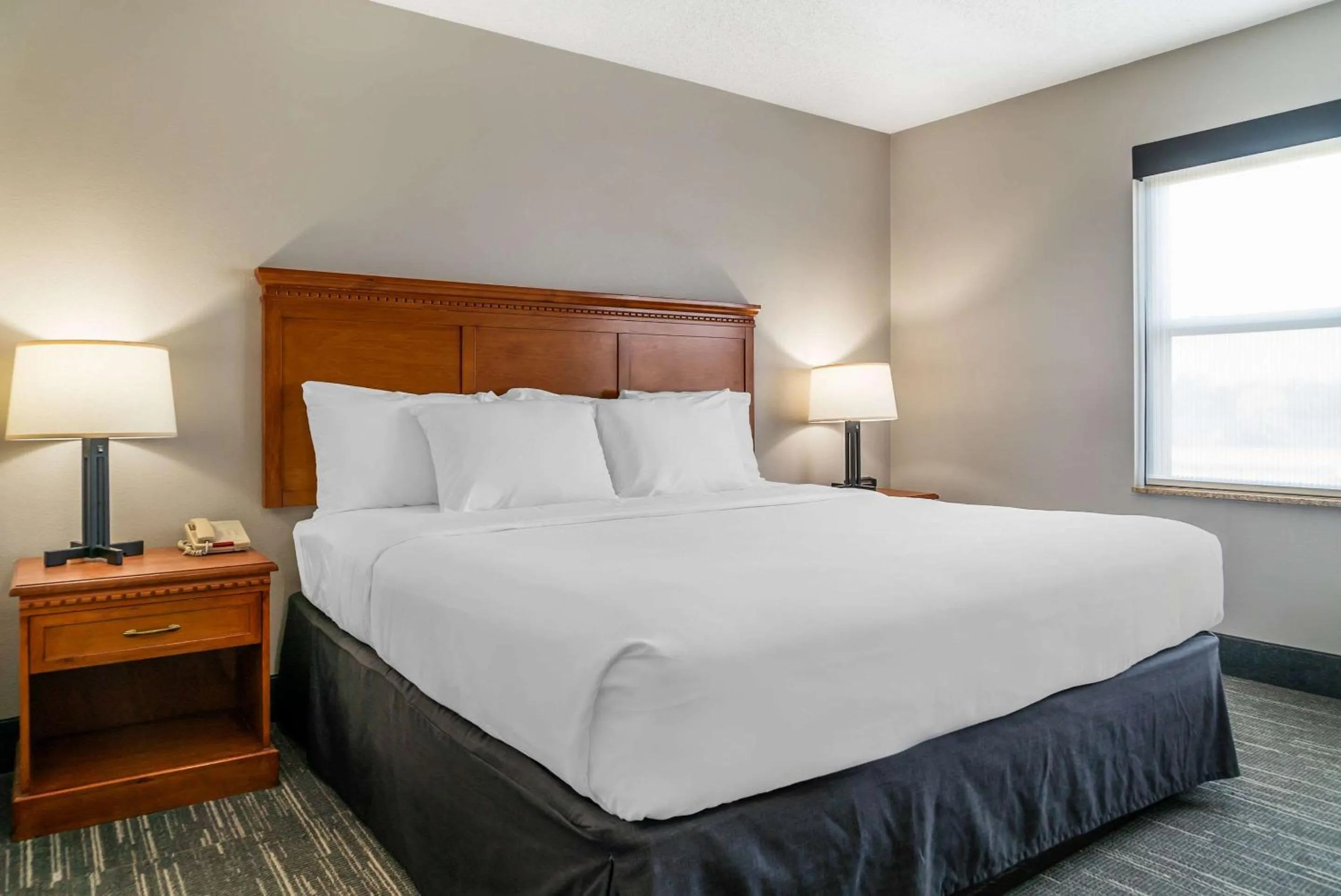 Bedroom, Bed in Country Inn & Suites by Radisson, Rossford - Toledo South