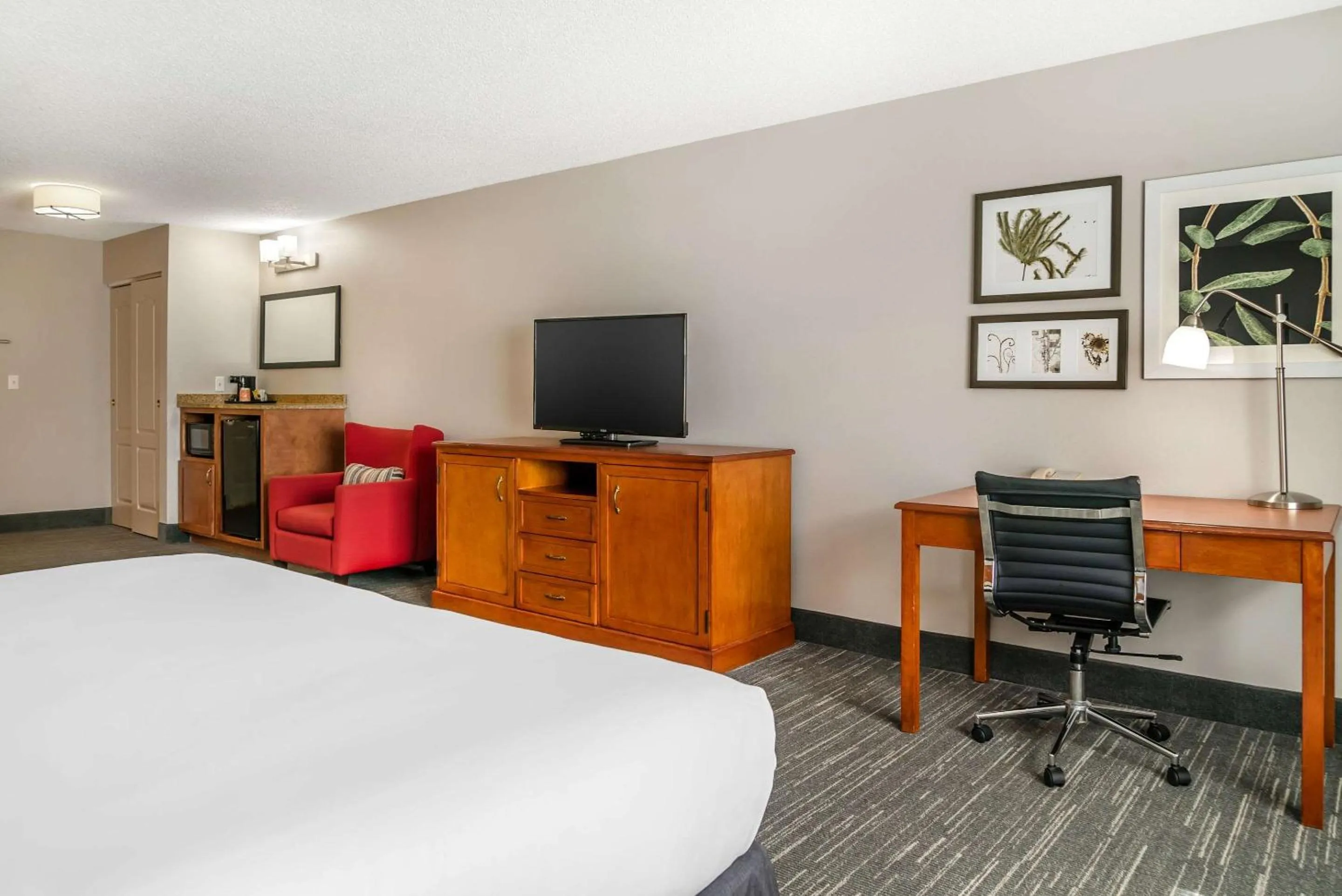 Bedroom, Bed in Country Inn & Suites by Radisson, Rossford - Toledo South