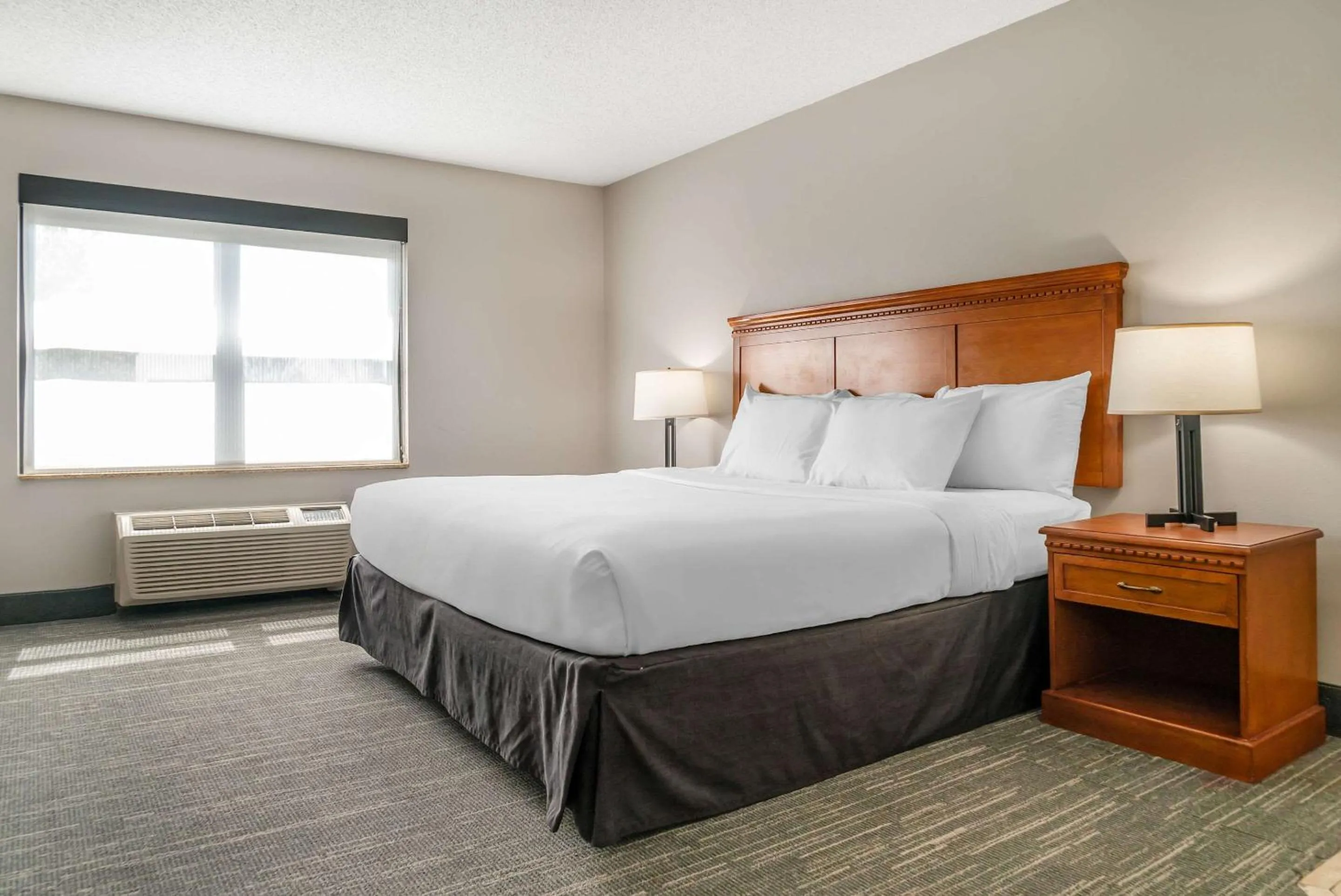Bedroom, Bed in Country Inn & Suites by Radisson, Rossford - Toledo South