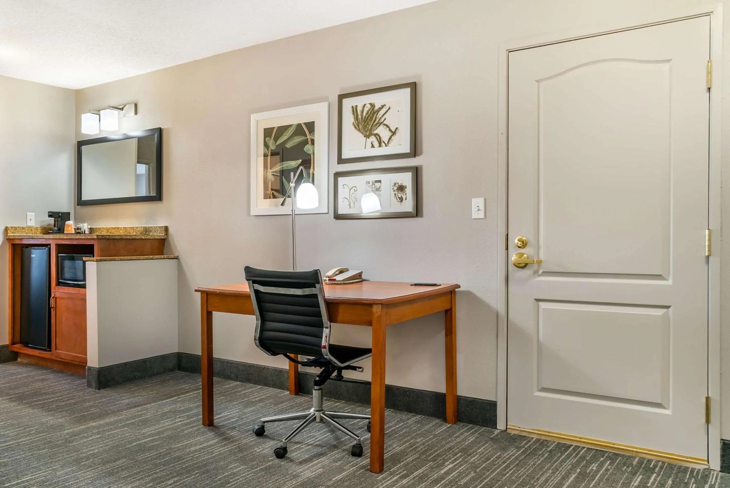 Bedroom in Country Inn & Suites by Radisson, Rossford - Toledo South