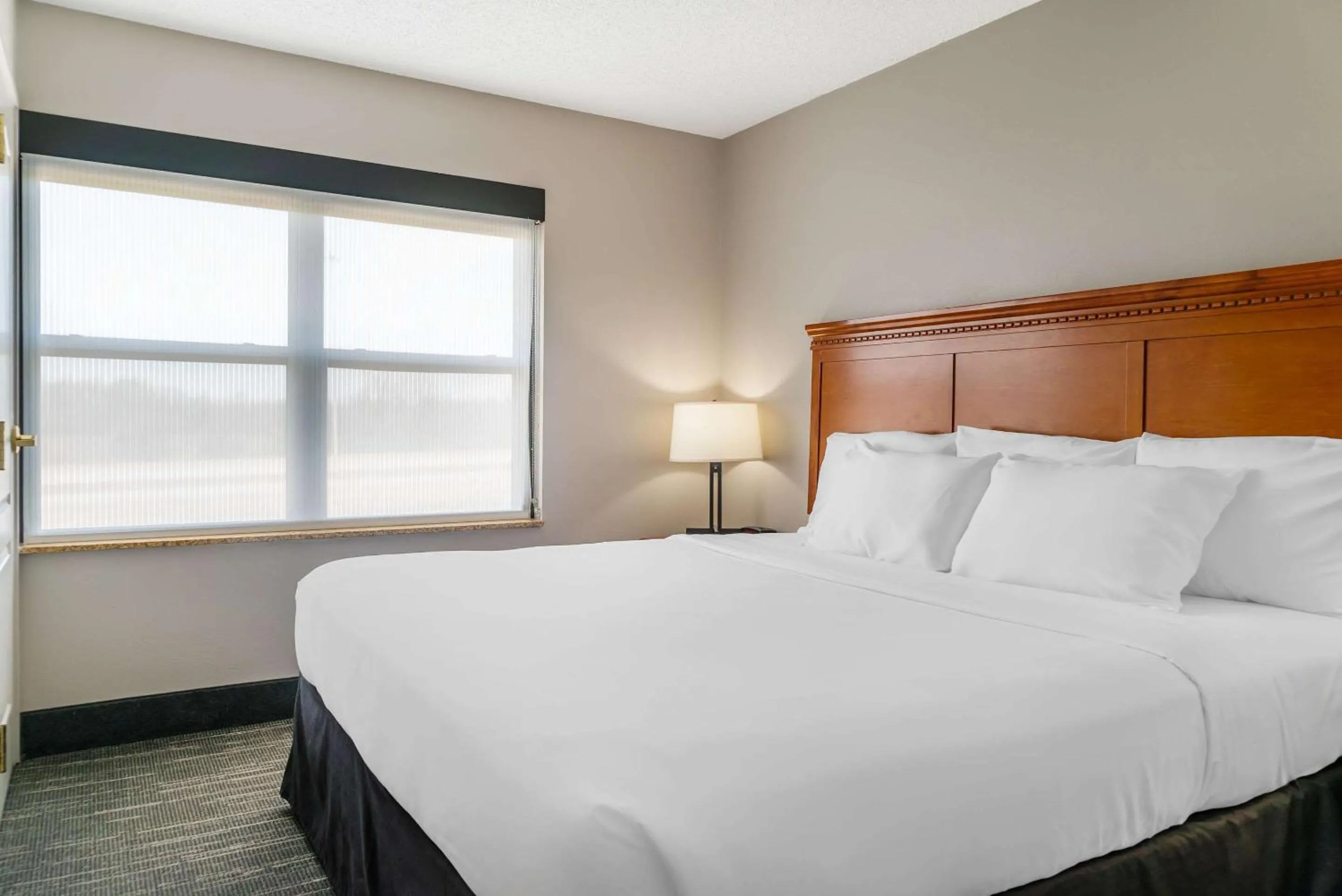 Bedroom, Bed in Country Inn & Suites by Radisson, Rossford - Toledo South