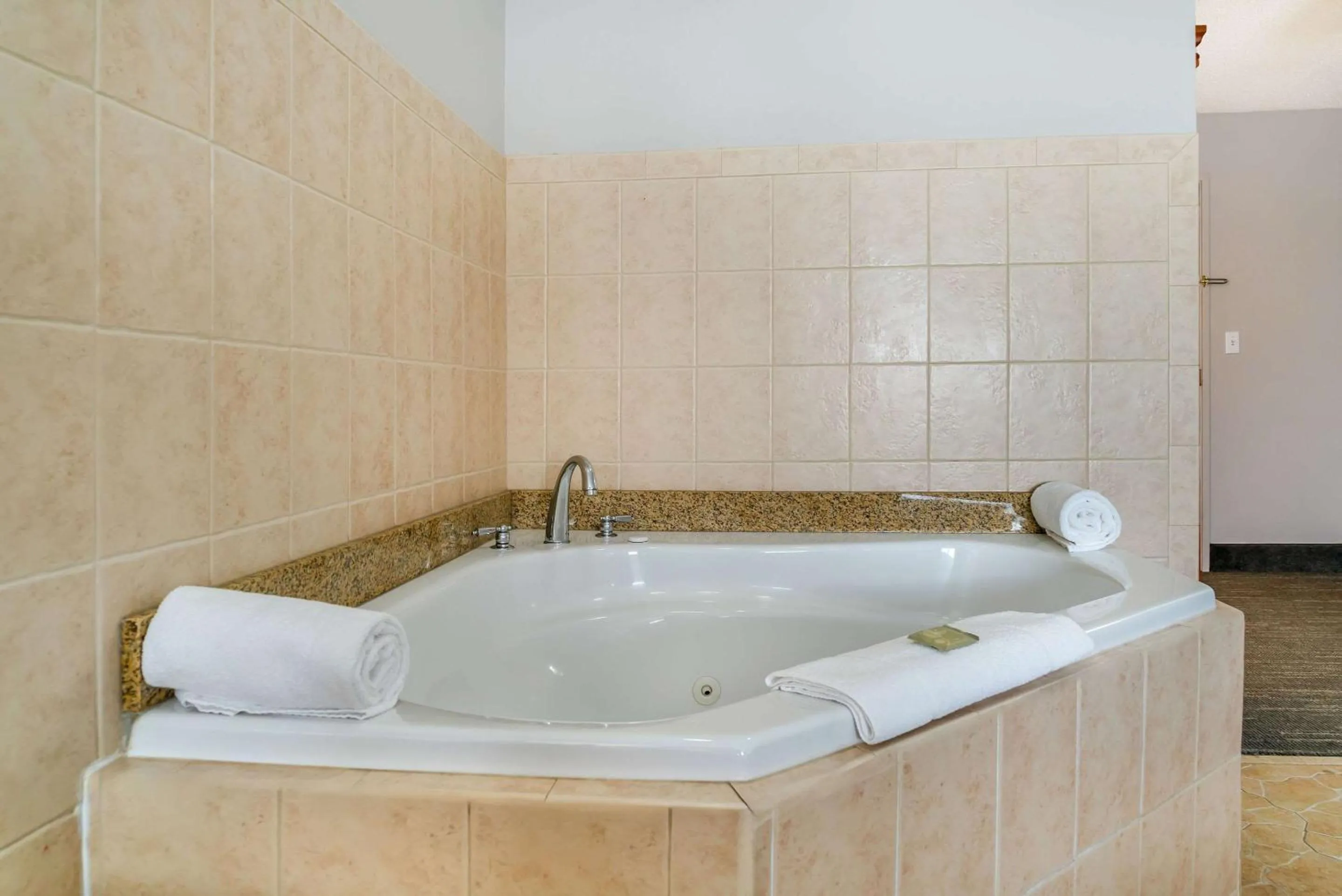 Bedroom in Country Inn & Suites by Radisson, Rossford - Toledo South